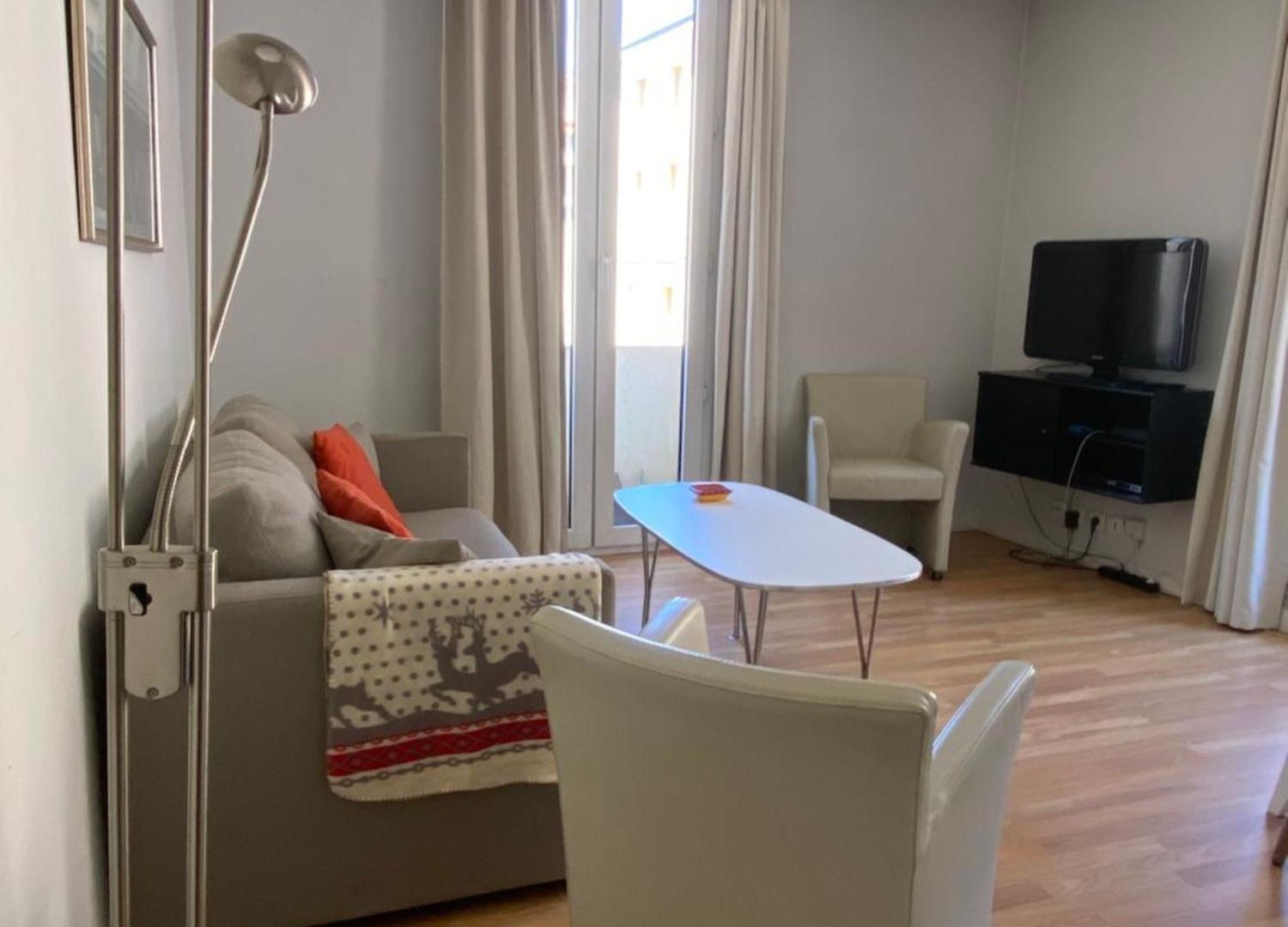 Apartment 1 Bedroom Flat In The Street Nice