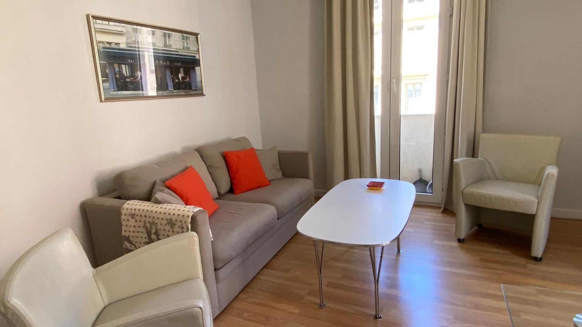 1 Bedroom Flat In The Street *