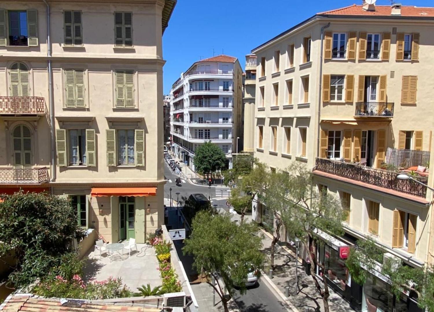 1 Bedroom Flat In The Street