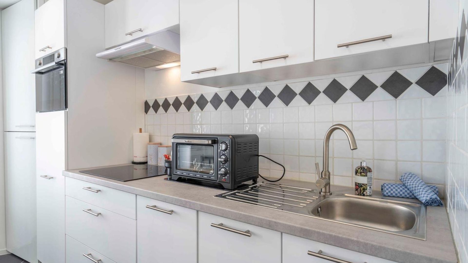 Modern And Elegant, Air-conditioned, Centre - Hdp2