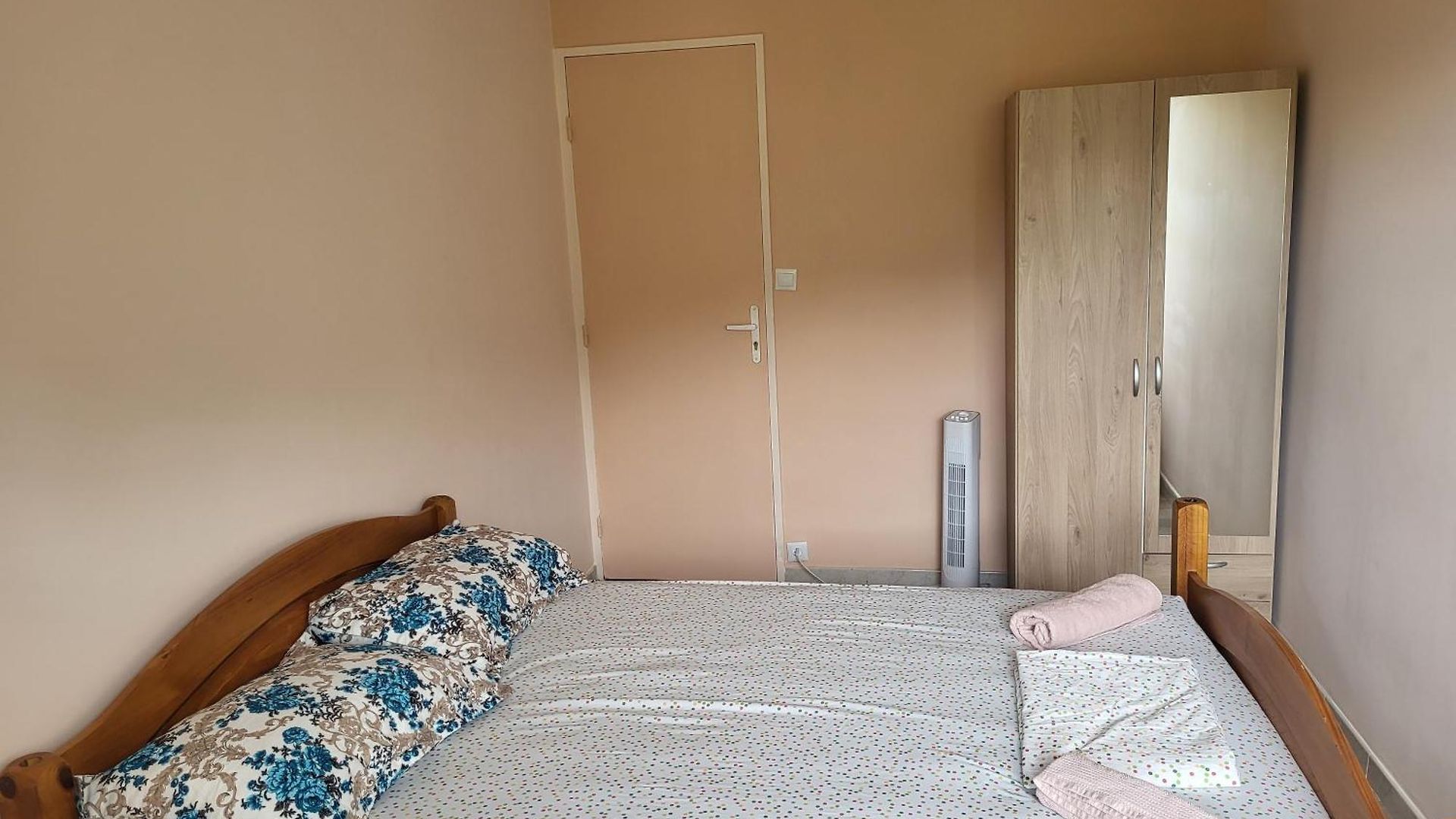 Private Room-1 In Hannana Apartment- 2 Min Walk To Tram 12 Min To Train Station 15 Min To Massena Place *