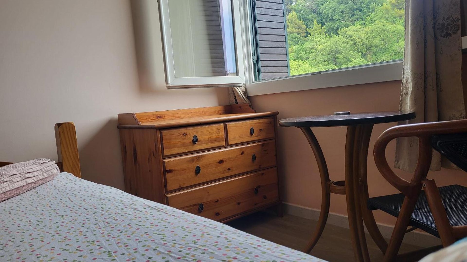Private Room-1 In Hannana Apartment- 2 Min Walk To Tram 12 Min To Train Station 15 Min To Massena Place *