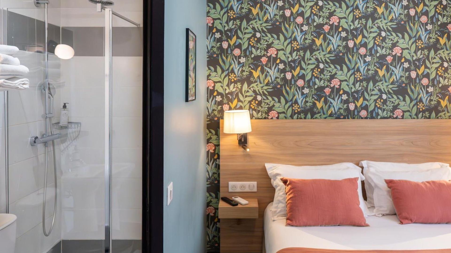Hotel De France, Un Ammi