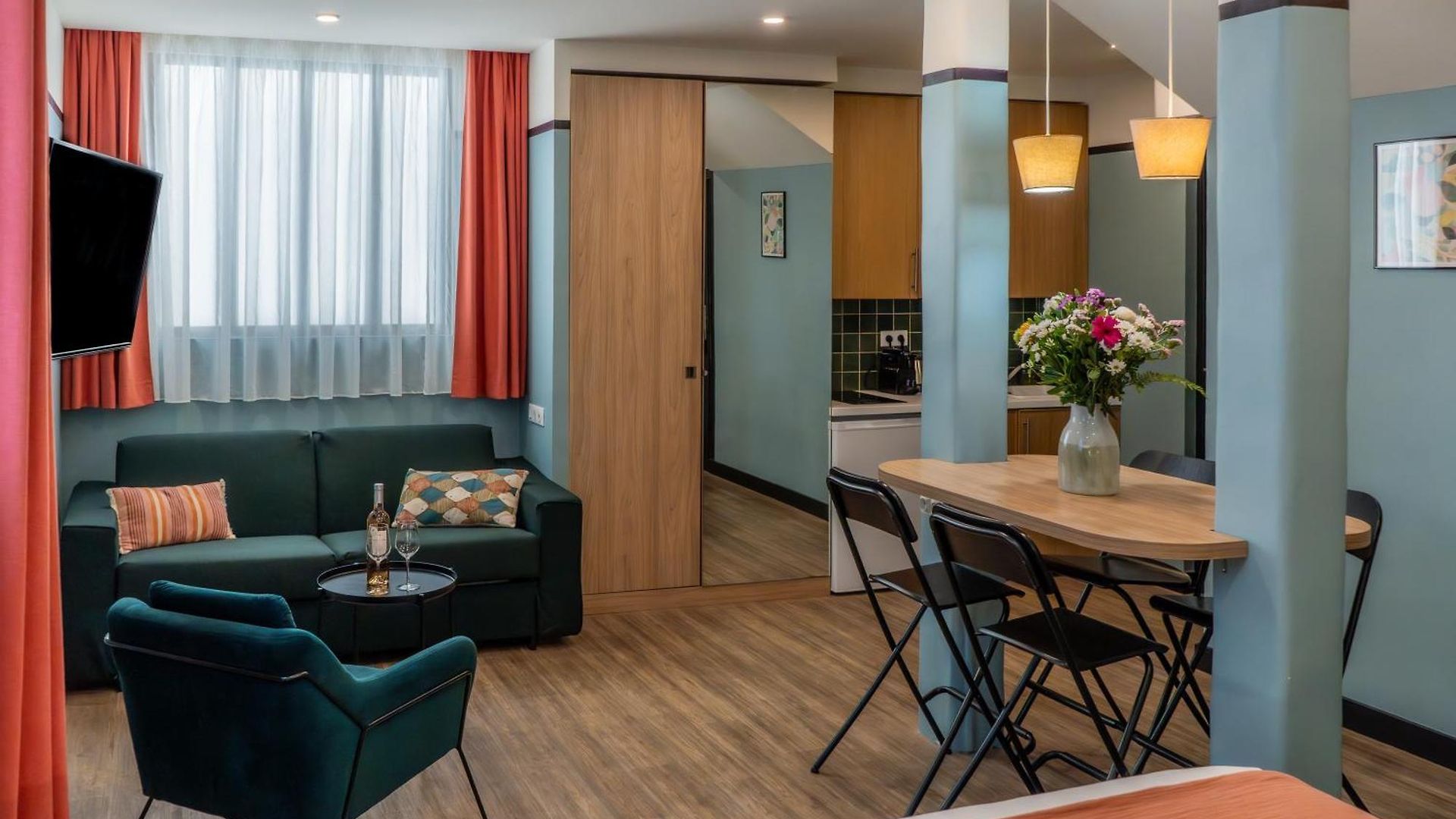 Hotel De France, Un Ammi