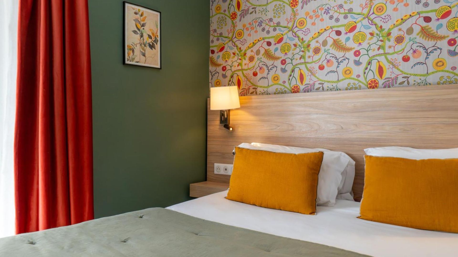 Hotel De France, Un Ammi