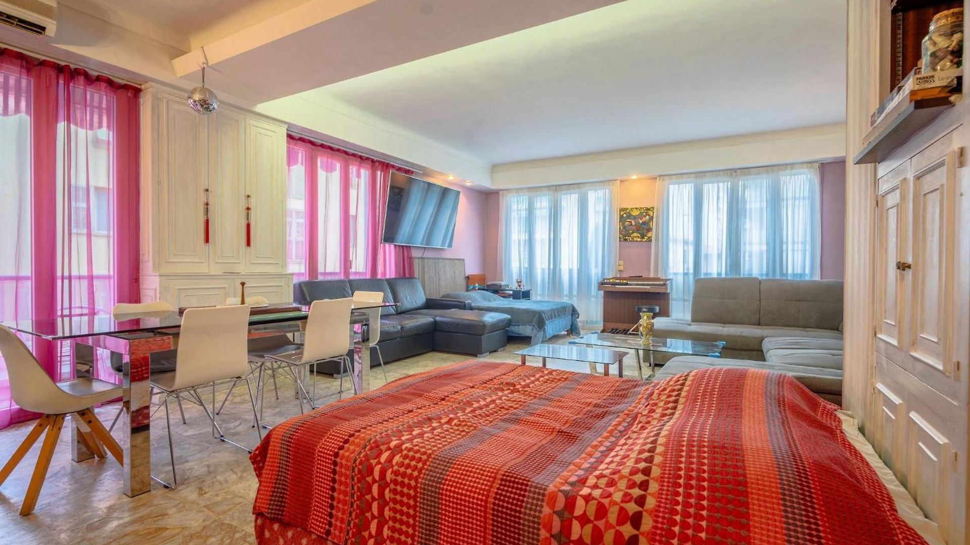 Big 140m2 5min Walk To Sea &promenade 3 Double Rooms,big Living 42m2, 3 Showers,9 Beds, Free Parking *