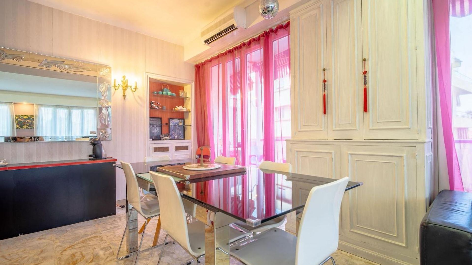 Appartement Big 140m2 5min Walk To Sea &promenade 3 Double Rooms,big Living 42m2, 3 Showers,9 Beds, Free Parking *