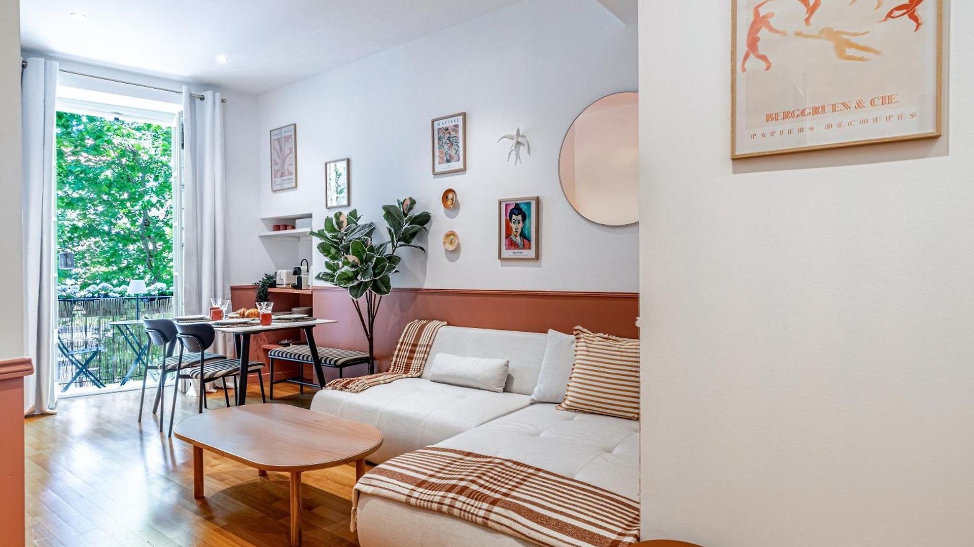 Apartment New! Remodeled In The Heart Of Nice, 3 Min, 2br, Ac, Elevator, Amazing Little Terrace, Location! *
