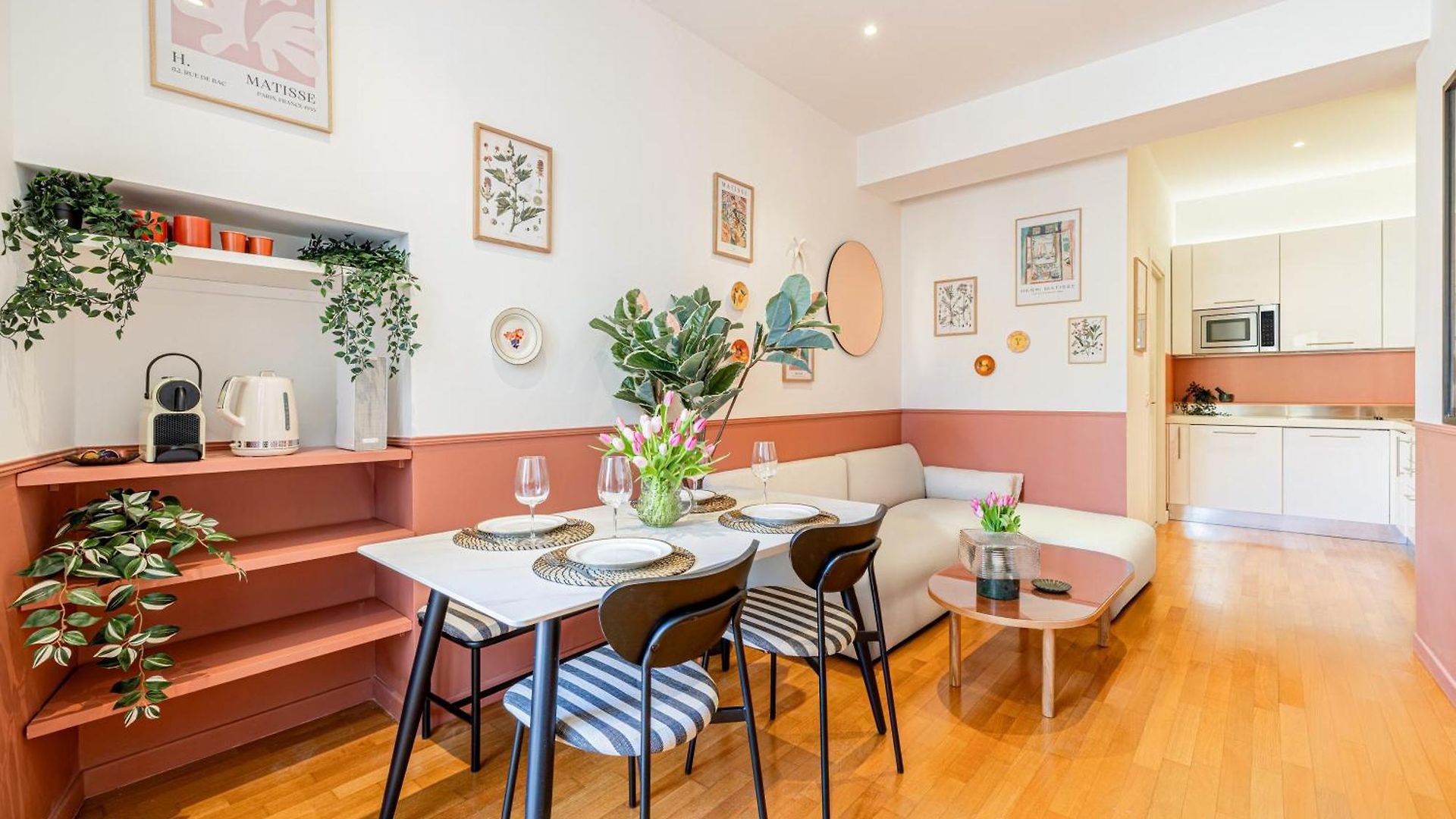 New! Remodeled In The Heart Of Nice, 3 Min, 2br, Ac, Elevator, Amazing Little Terrace, Location! *