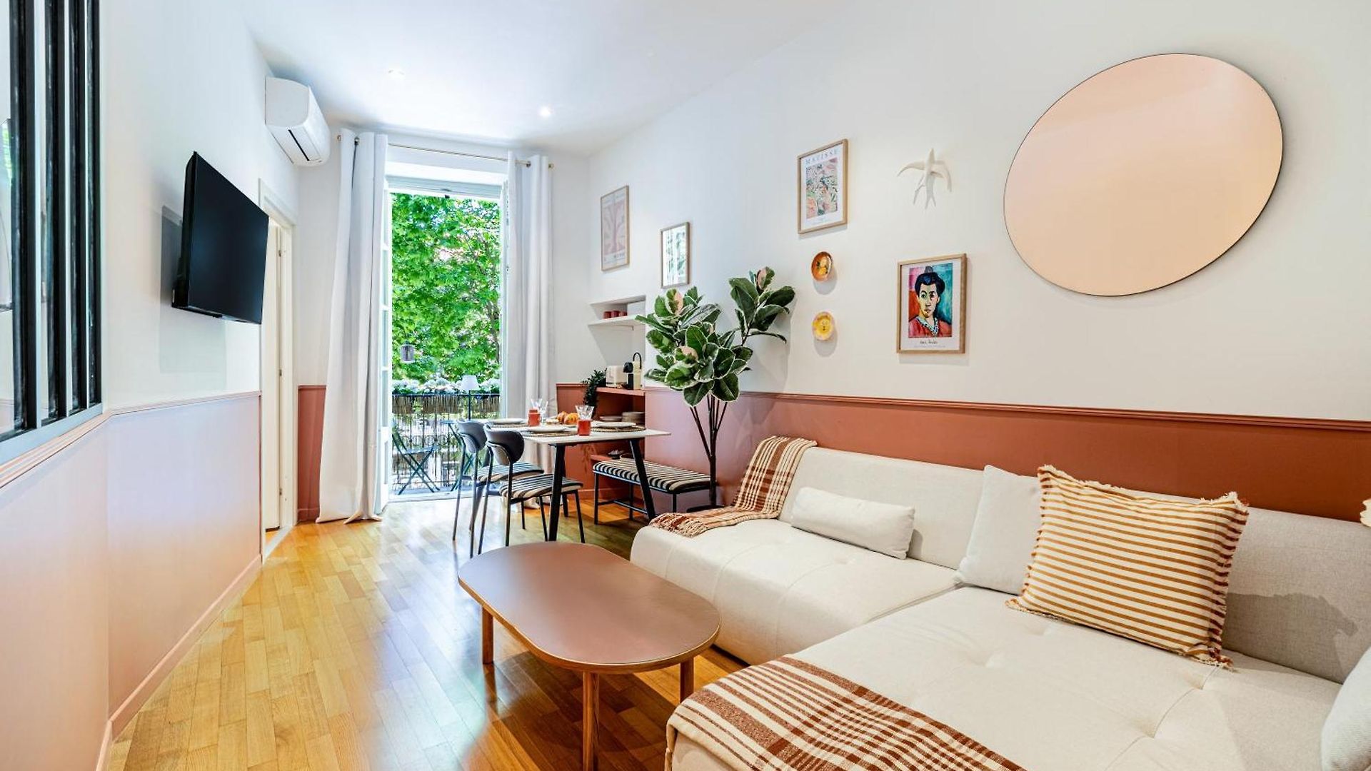 New! Remodeled In The Heart Of Nice, 3 Min, 2br, Ac, Elevator, Amazing Little Terrace, Location! * Nice