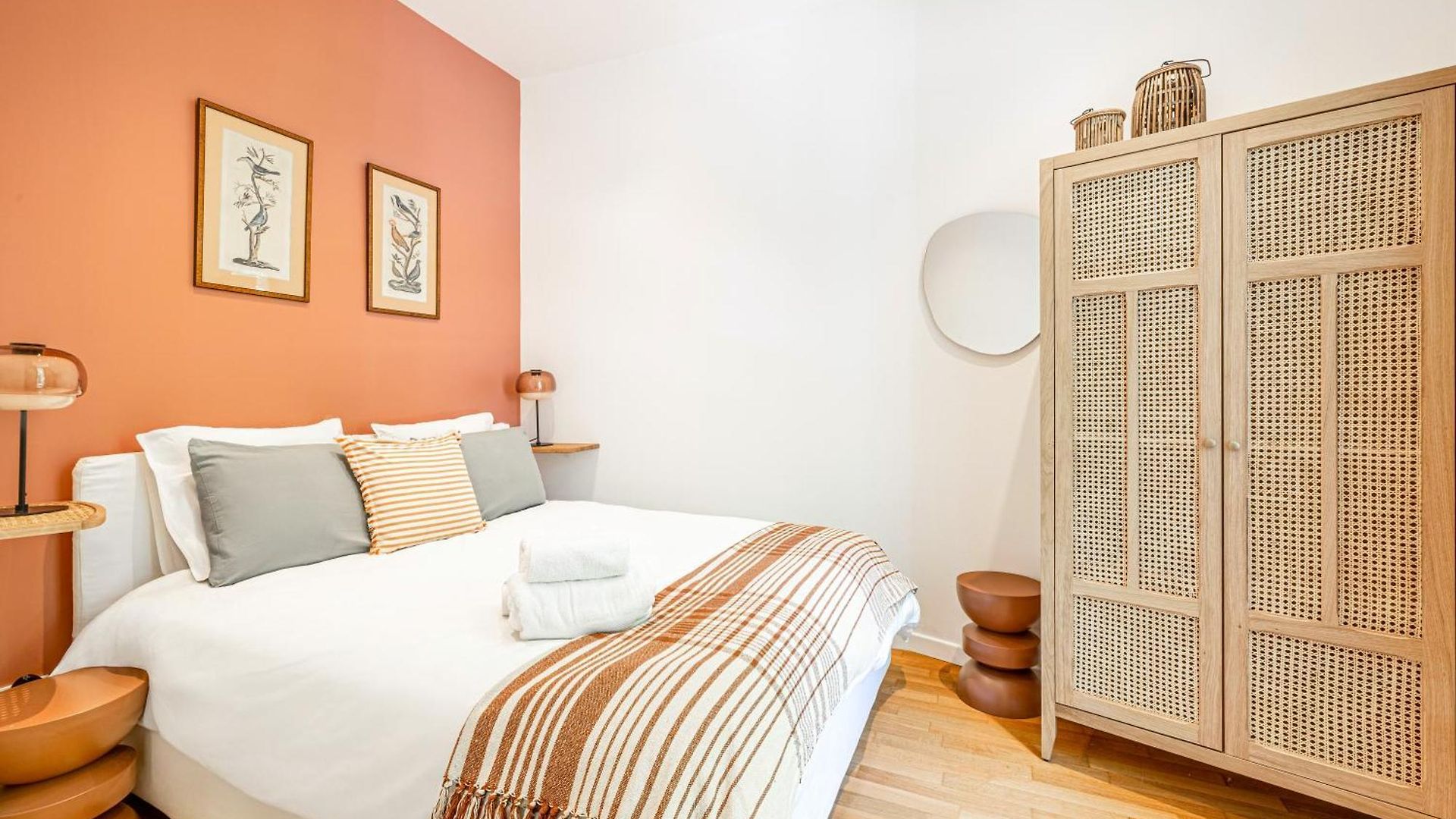 New! Remodeled In The Heart Of Nice, 3 Min, 2br, Ac, Elevator, Amazing Little Terrace, Location! Apartment *