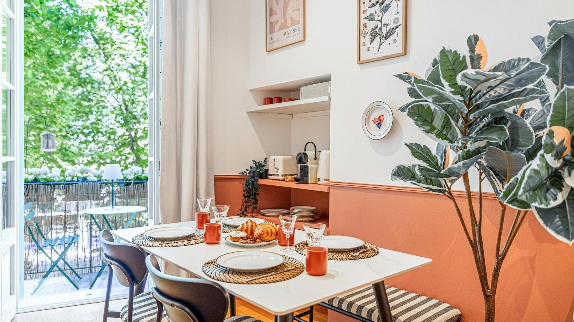 New! Remodeled In The Heart Of Nice, 3 Min, 2br, Ac, Elevator, Amazing Little Terrace, Location! Apartment