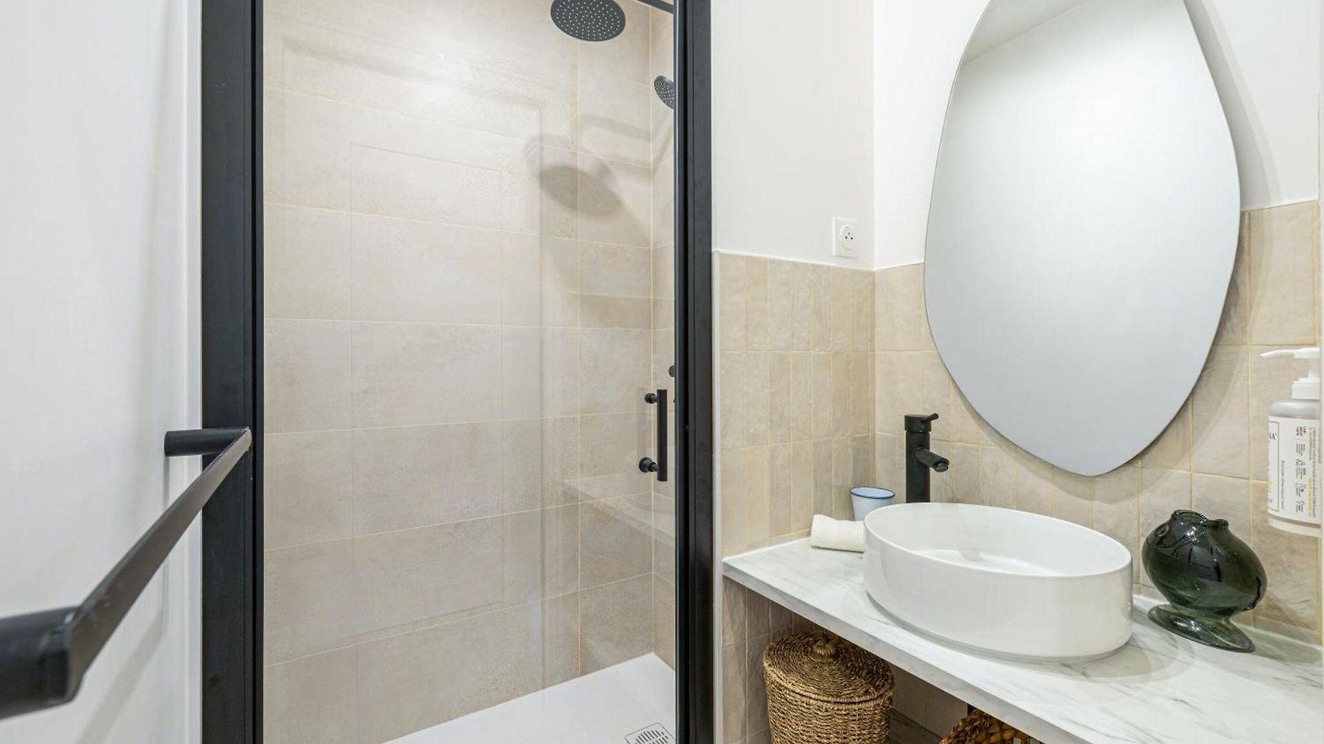 New! Remodeled & Spacious 4 Bedroom - 3 Bath - Heart Of - Ac In - With A Large Elevator * Nice