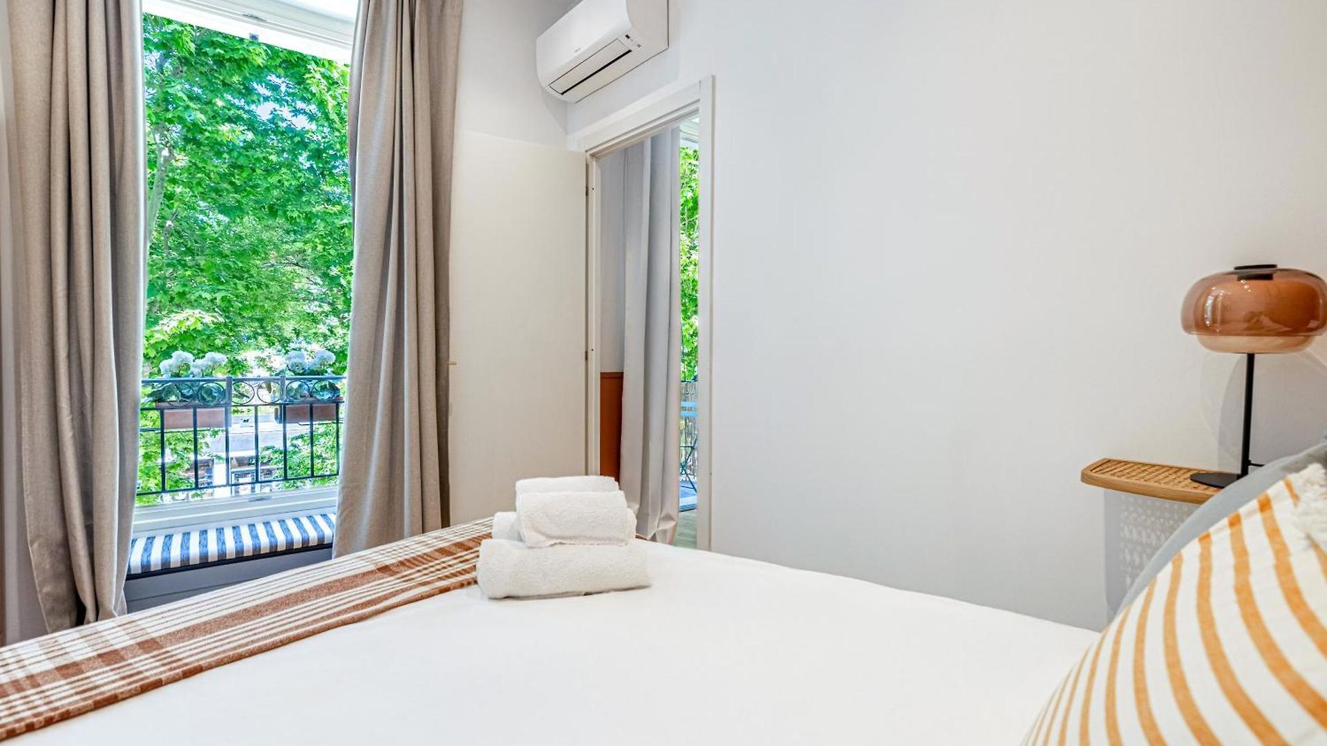 New! Remodeled In The Heart Of Nice, 3 Min, 2br, Ac, Elevator, Amazing Little Terrace, Location! Nice