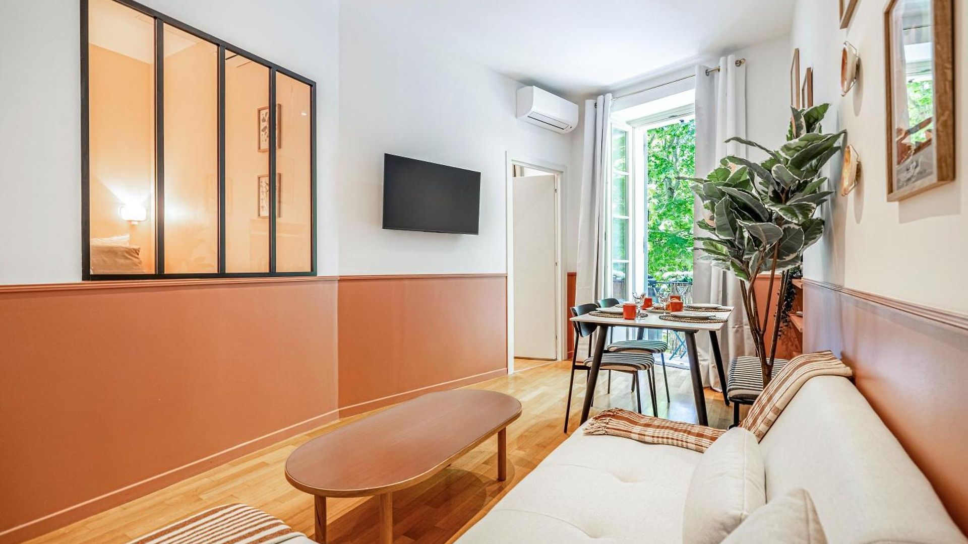 New! Remodeled In The Heart Of Nice, 3 Min, 2br, Ac, Elevator, Amazing Little Terrace, Location! *