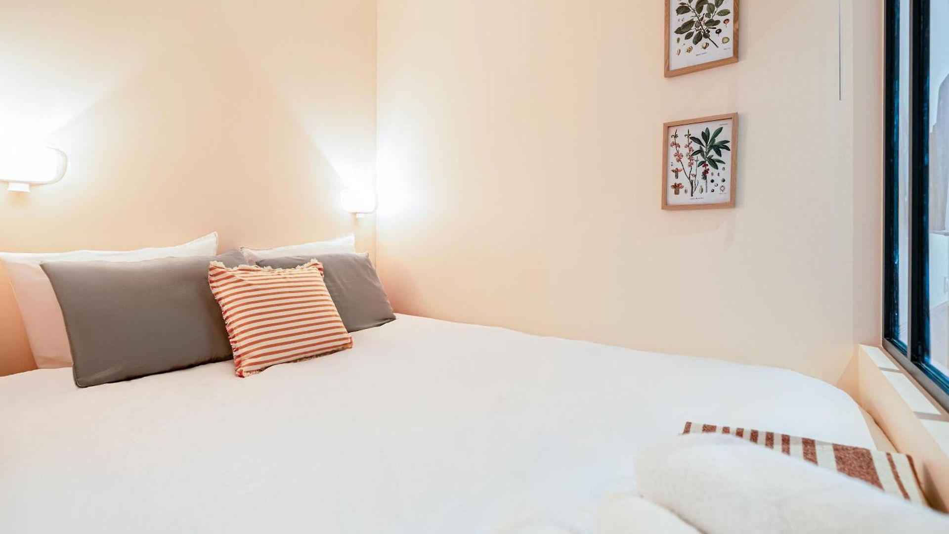 New! Remodeled In The Heart Of Nice, 3 Min, 2br, Ac, Elevator, Amazing Little Terrace, Location! *