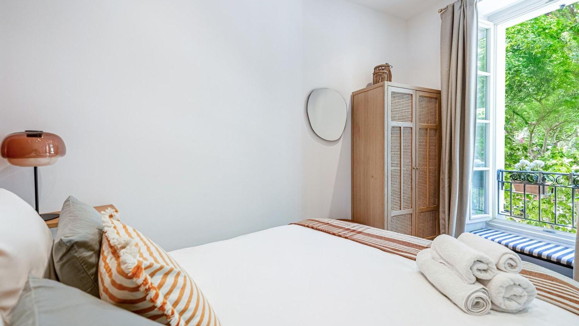New! Remodeled In The Heart Of Nice, 3 Min, 2br, Ac, Elevator, Amazing Little Terrace, Location! Nice