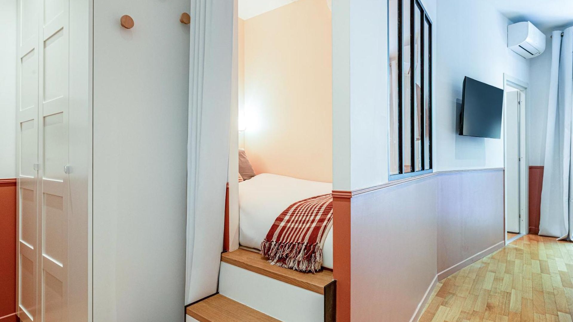 New! Remodeled In The Heart Of Nice, 3 Min, 2br, Ac, Elevator, Amazing Little Terrace, Location! * Nice