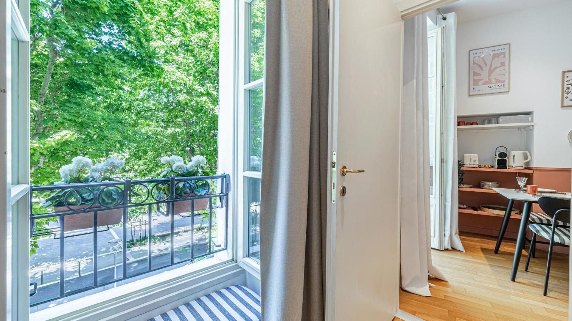 Apartment New! Remodeled In The Heart Of Nice, 3 Min, 2br, Ac, Elevator, Amazing Little Terrace, Location!