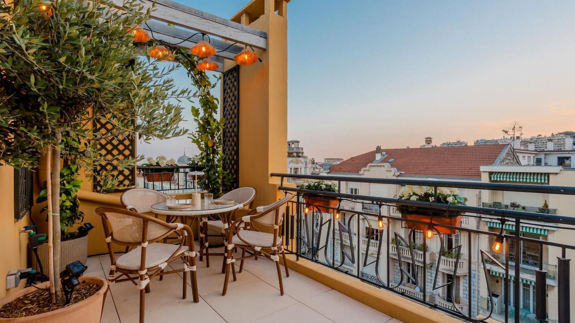 Luxurious Penthouse, 2 Bedroom Suites, 3 Spacious Terraces, Gorgeous Views Of Mountains And Sea,