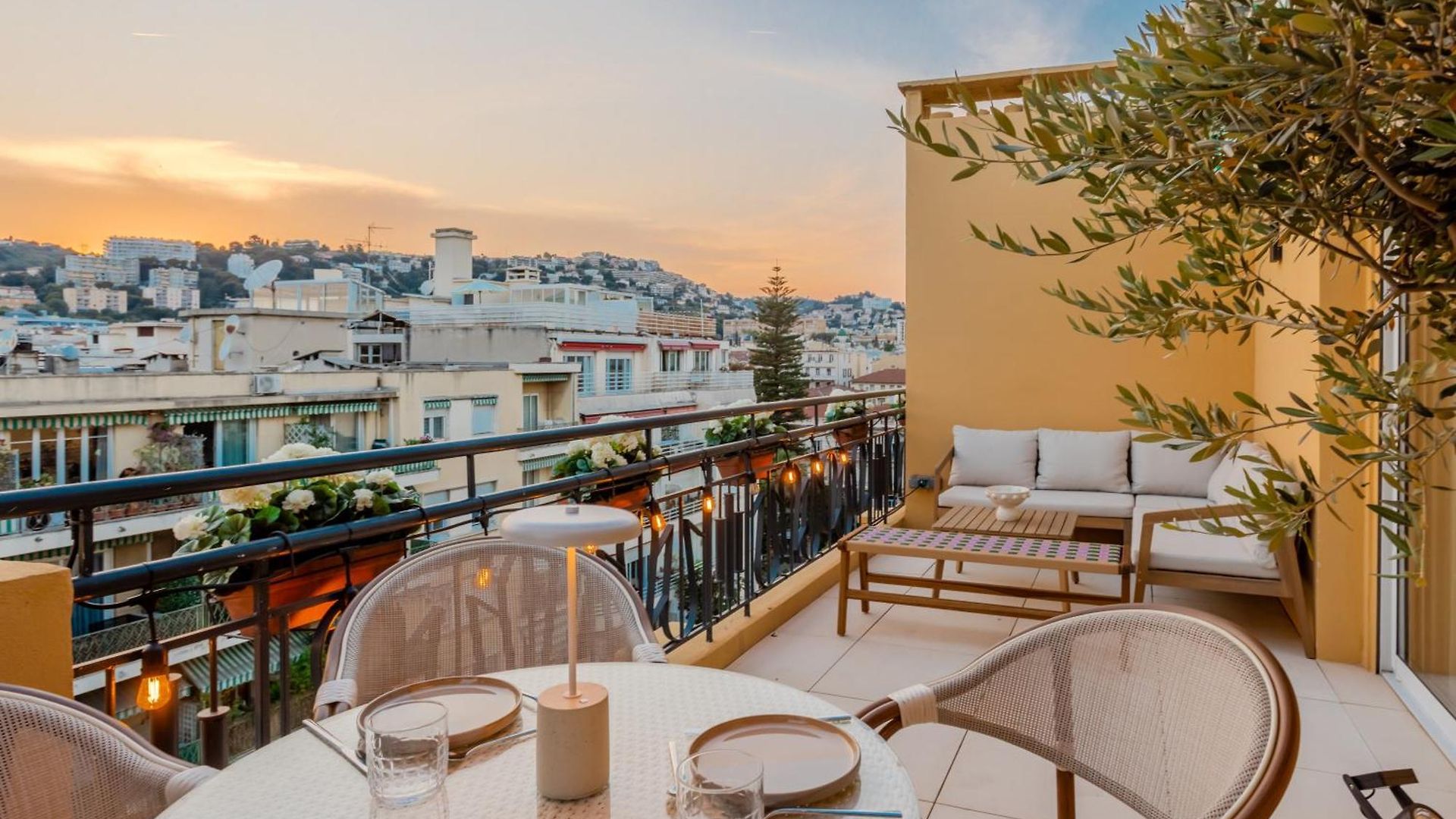 Luxurious Penthouse, 2 Bedroom Suites, 3 Spacious Terraces, Gorgeous Views Of Mountains And Sea,
