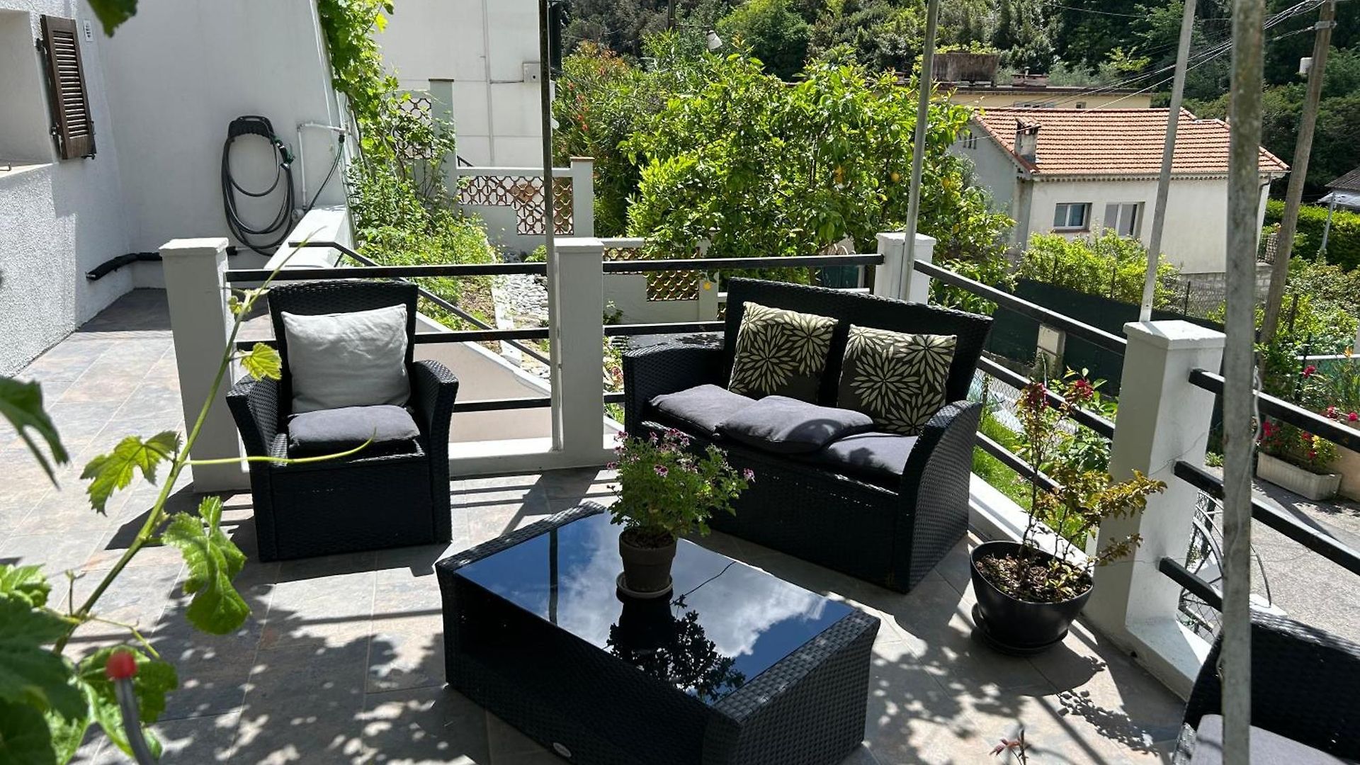 Climatisé Avec Terrasse Ombragée Dans Maison Au Calme Et Dans La Verdure