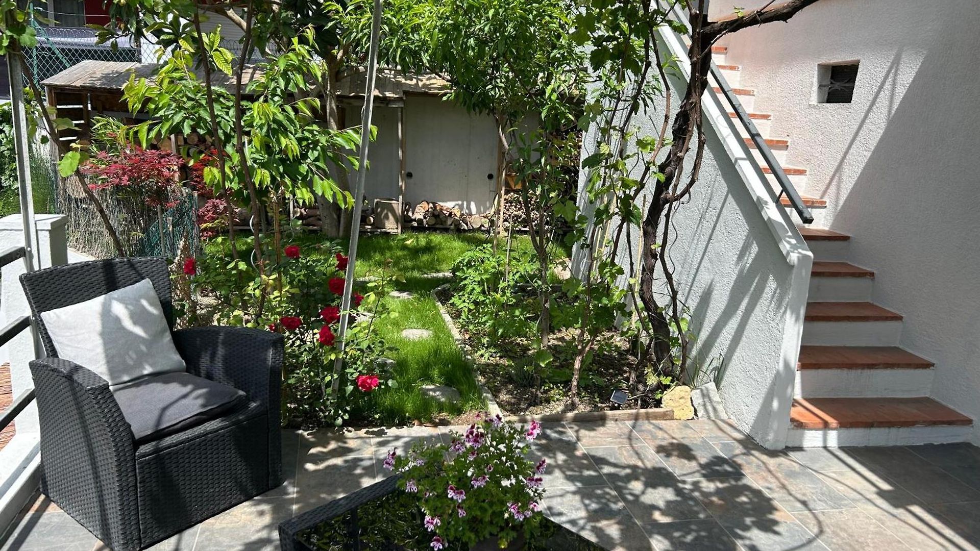 Climatisé Avec Terrasse Ombragée Dans Maison Au Calme Et Dans La Verdure Nice