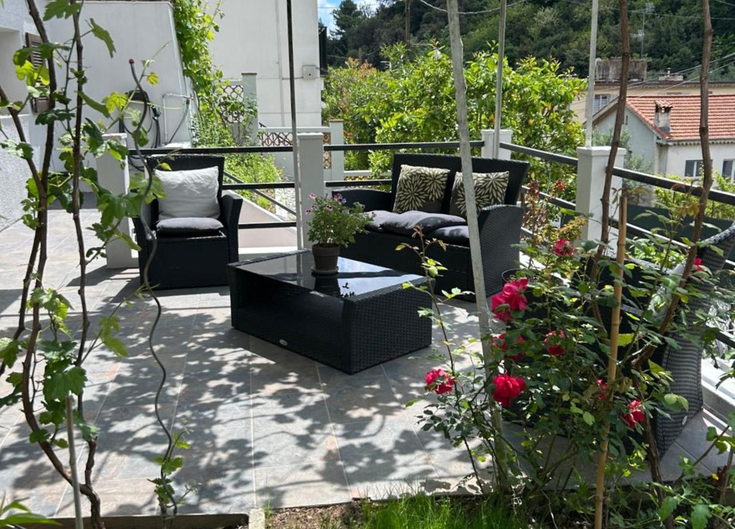 Climatisé Avec Terrasse Ombragée Dans Maison Au Calme Et Dans La Verdure