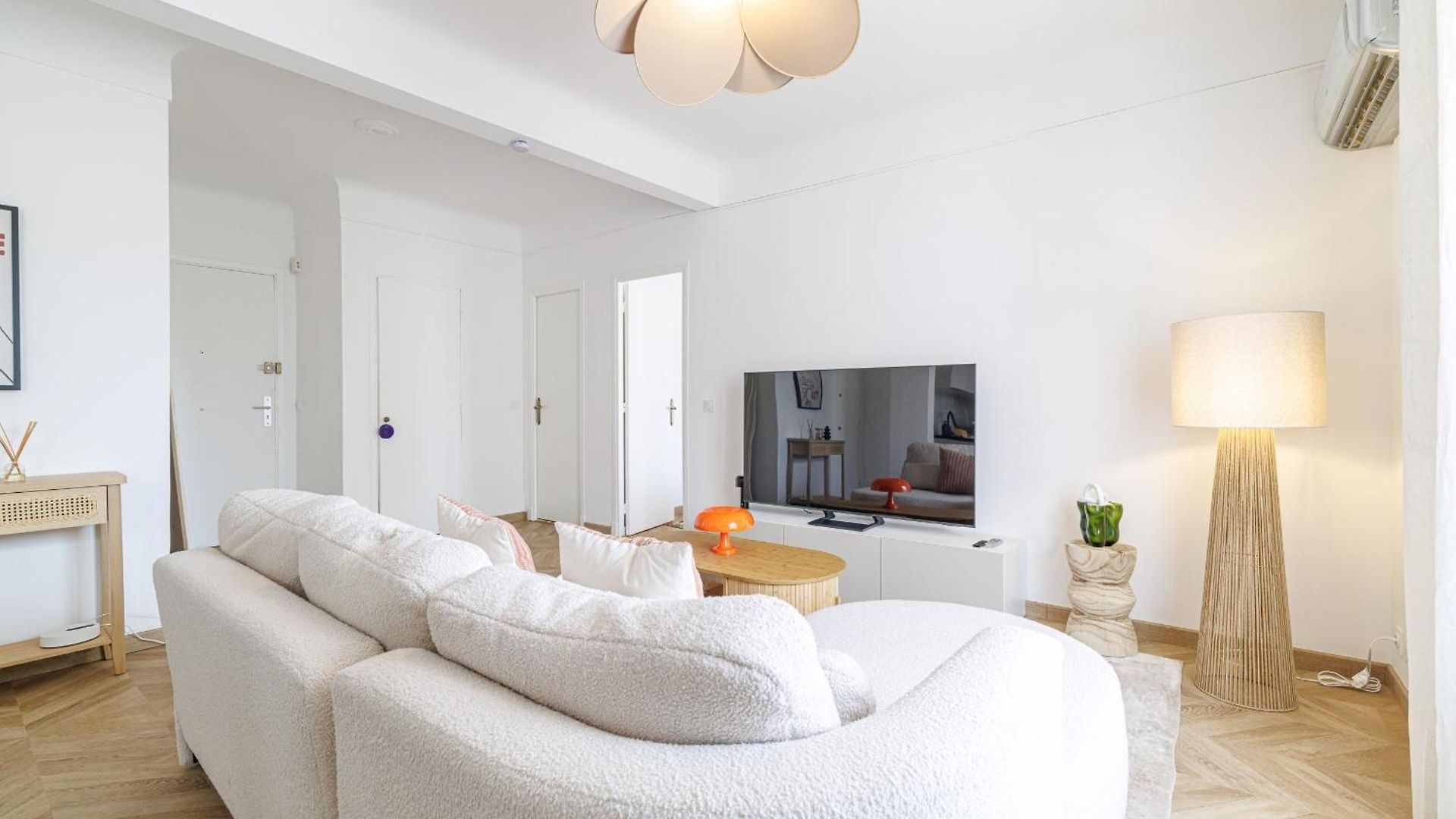 Wide & Cozy 1 Bdr Downtown Nice