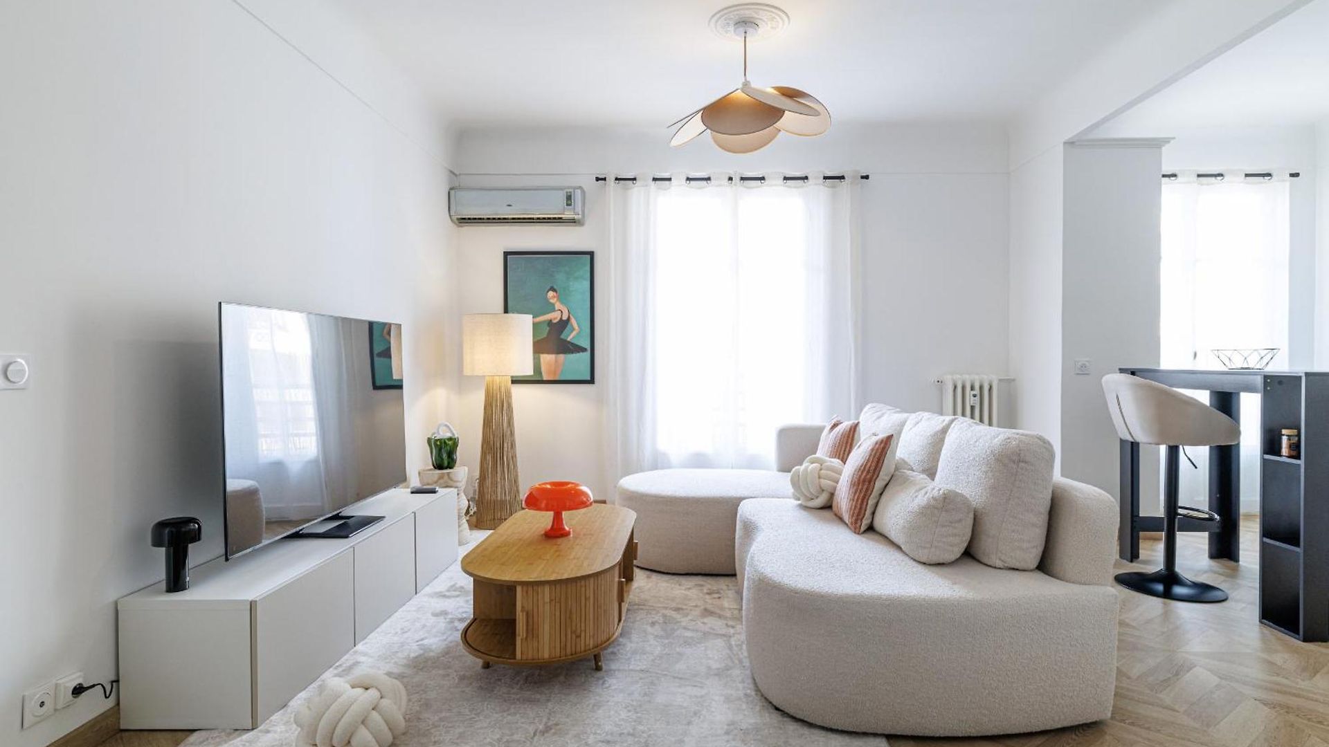Wide & Cozy 1 Bdr Downtown Apartment *