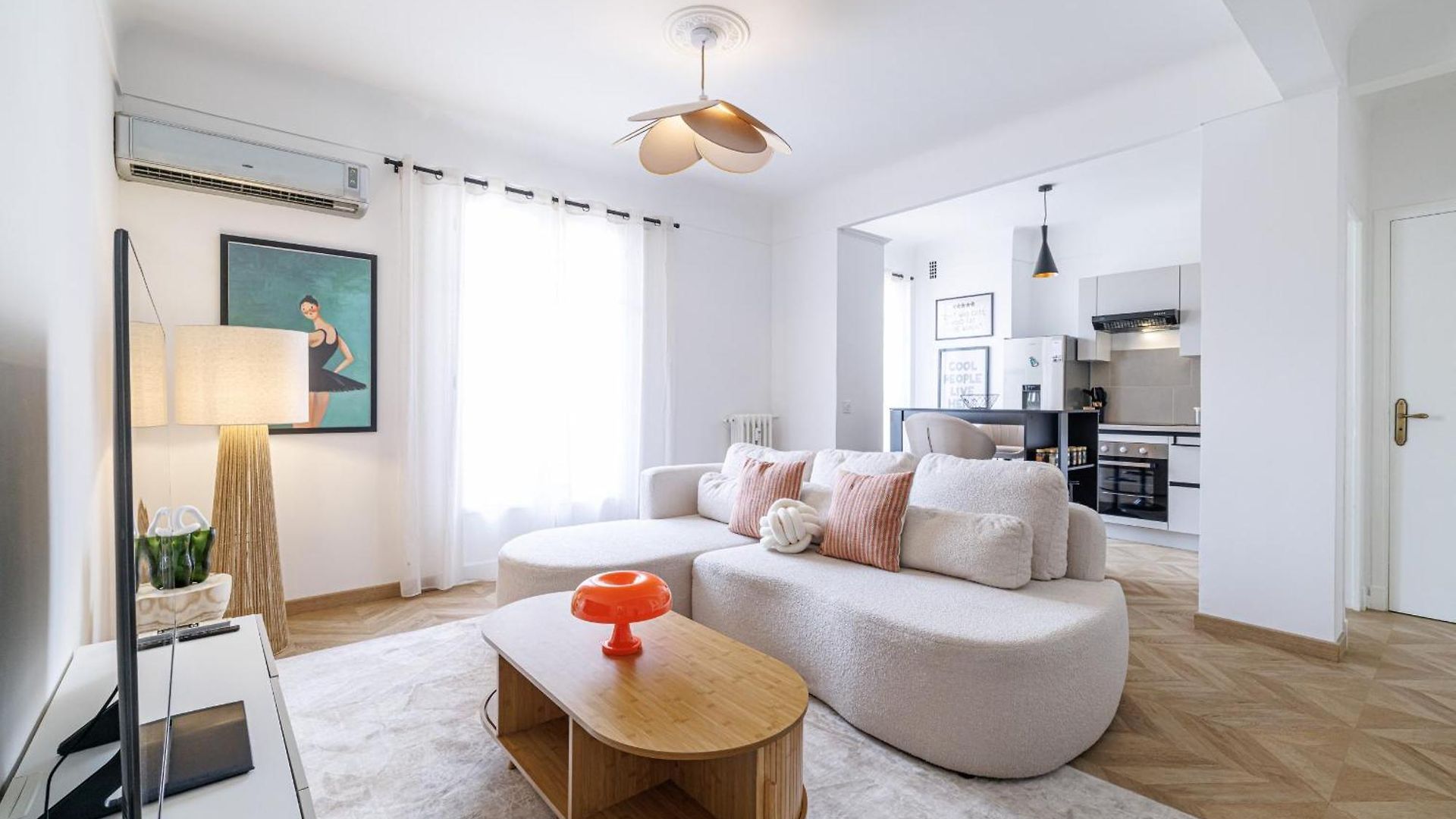 Wide & Cozy 1 Bdr Downtown *