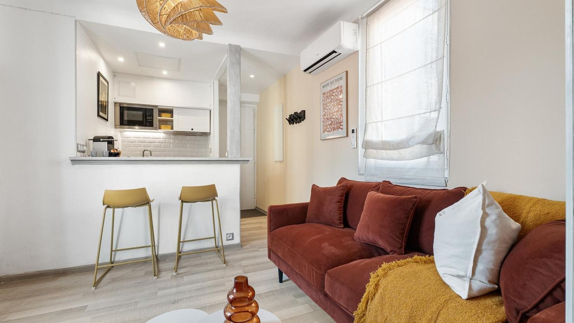 Renting - 35b Massena - Chic Cosy Calm Balcony Massena Pedestrian Heart