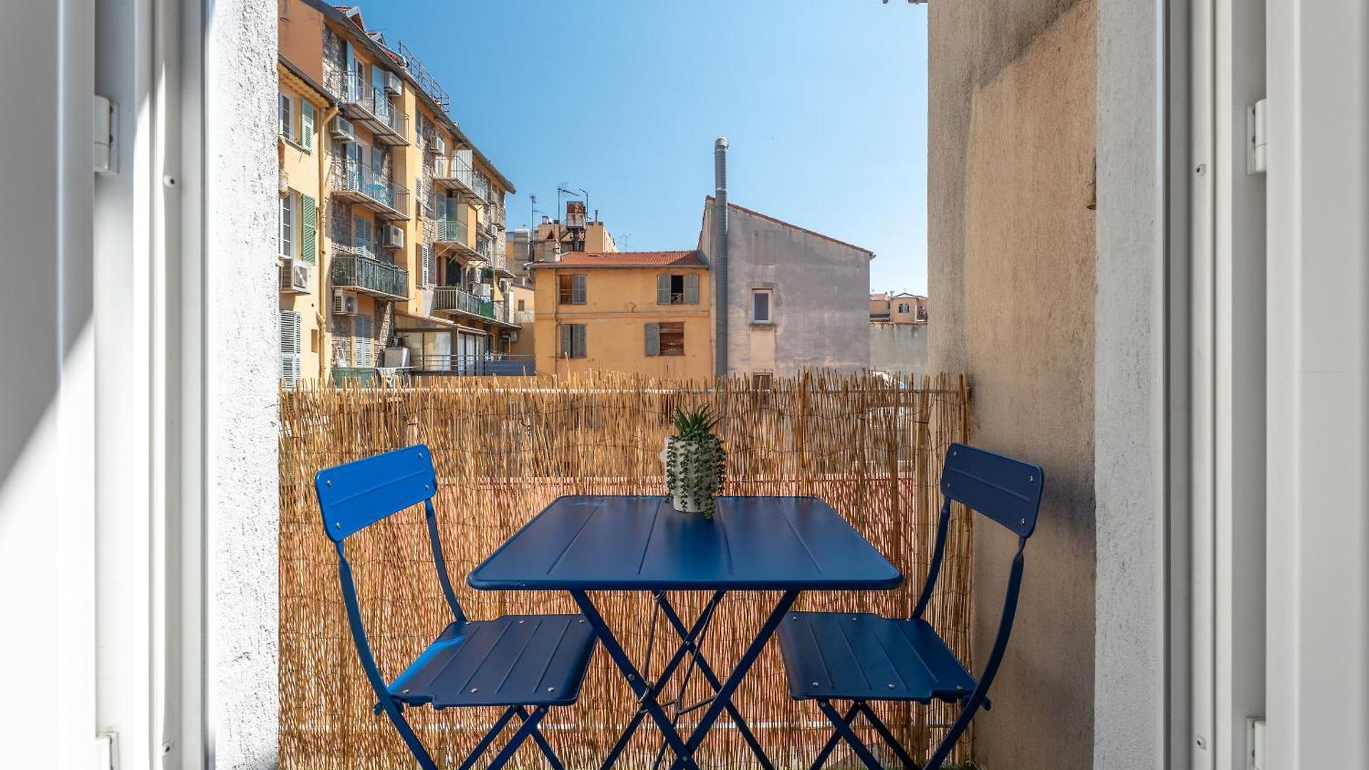 Renting - 35b Massena - Chic Cosy Calm Balcony Massena Pedestrian Heart Appartement
