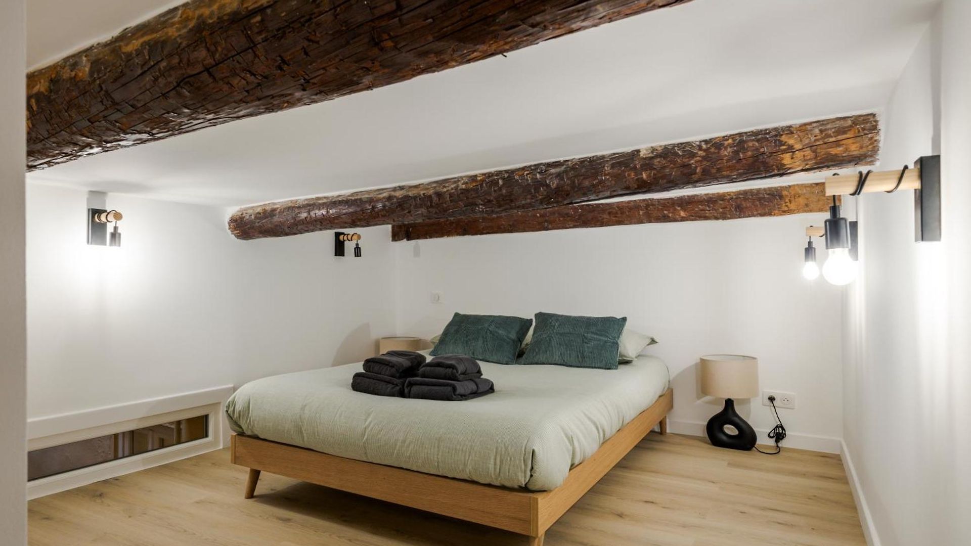 Kalliste - New Ac- Old Town-walk To Everything - Beach- Restaurants-supermarkets *