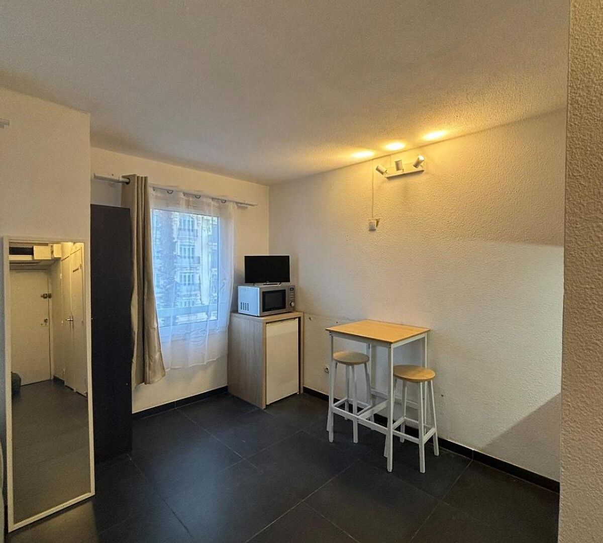 Cozy Very Close To Train Station *
