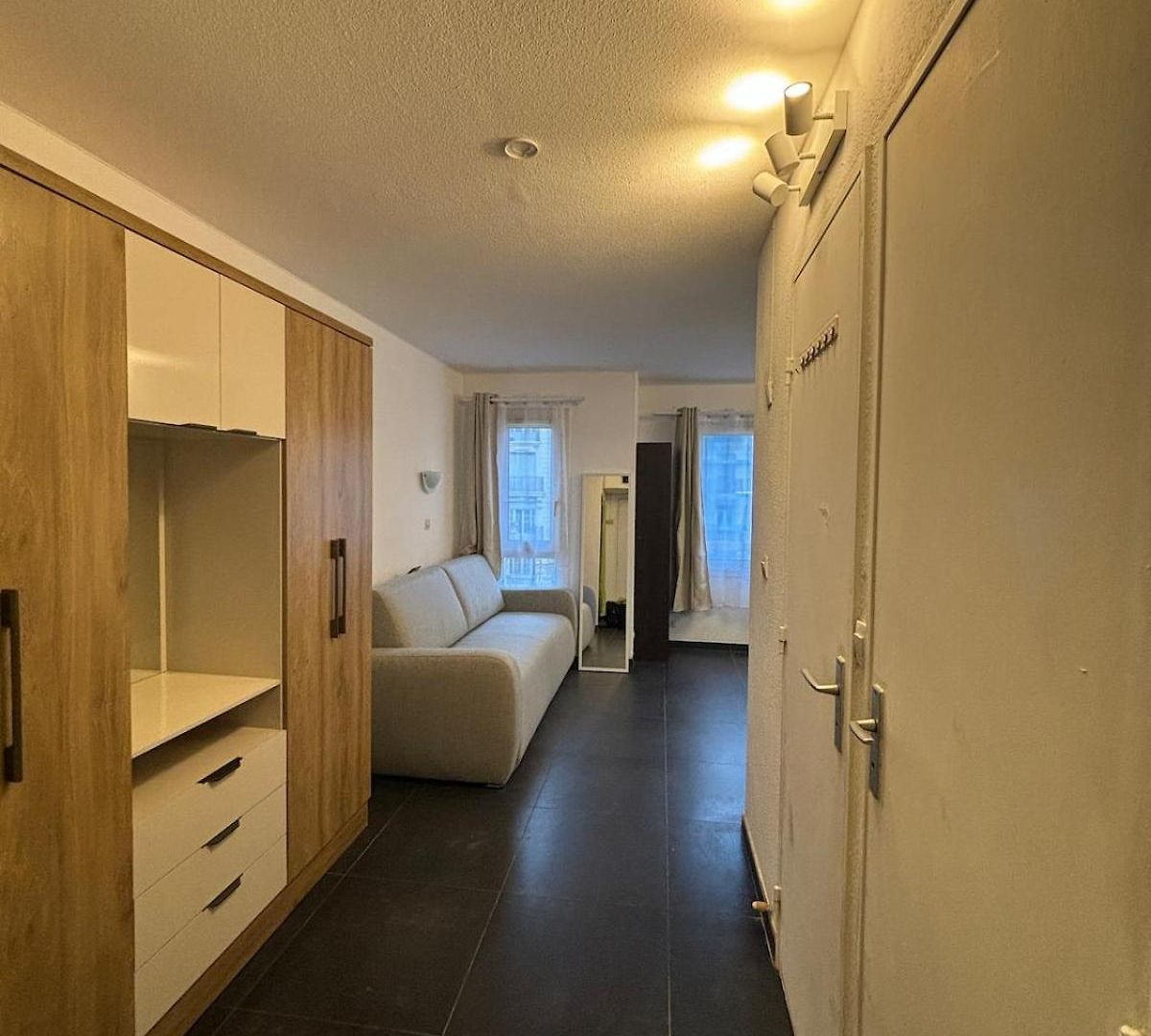 Cozy Very Close To Train Station