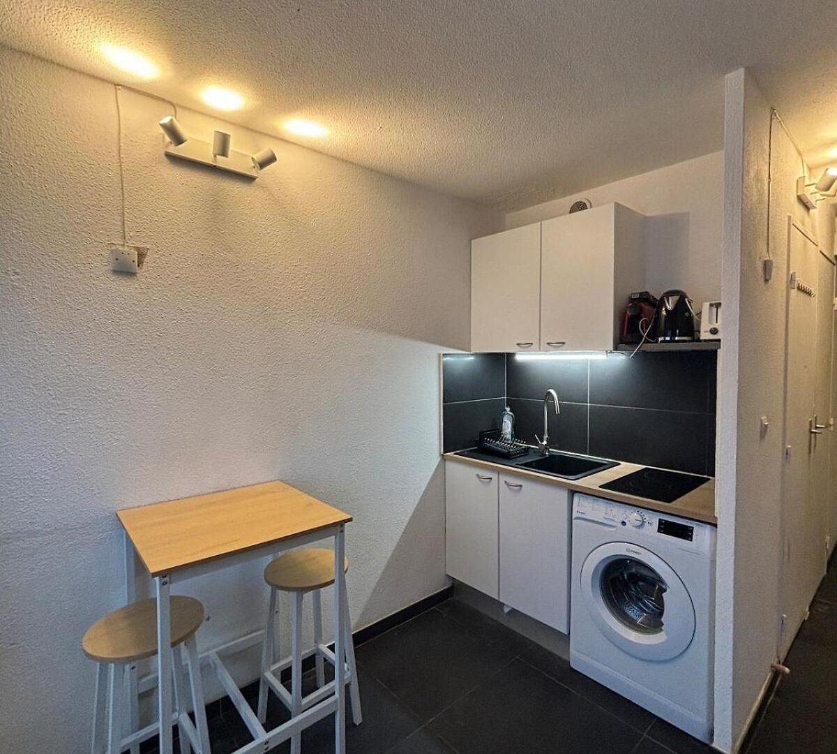 Cozy Very Close To Train Station *