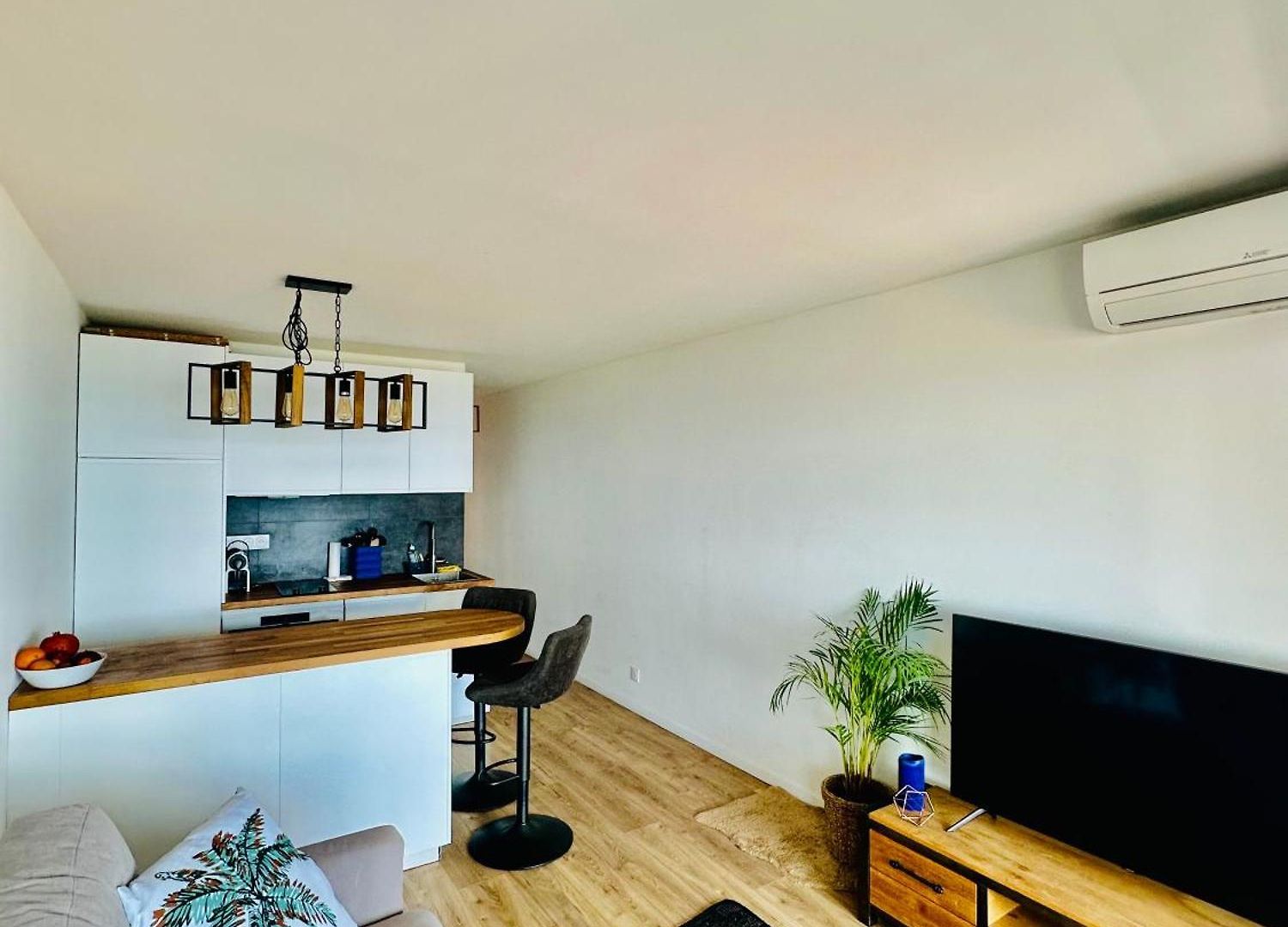 Cote D'azur Charm, With Panoramic Seaview In Apartment