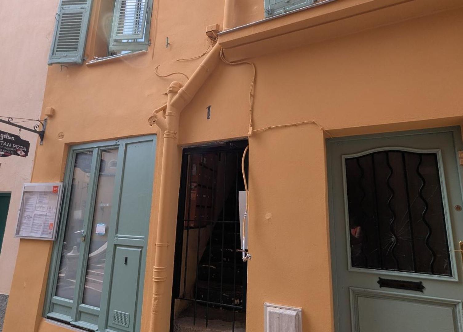 Au Calme Dans Le Quartier Animé Du Vieux