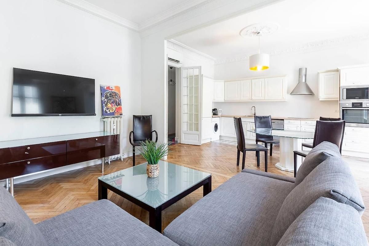 Grand Climatise Centre Apartment