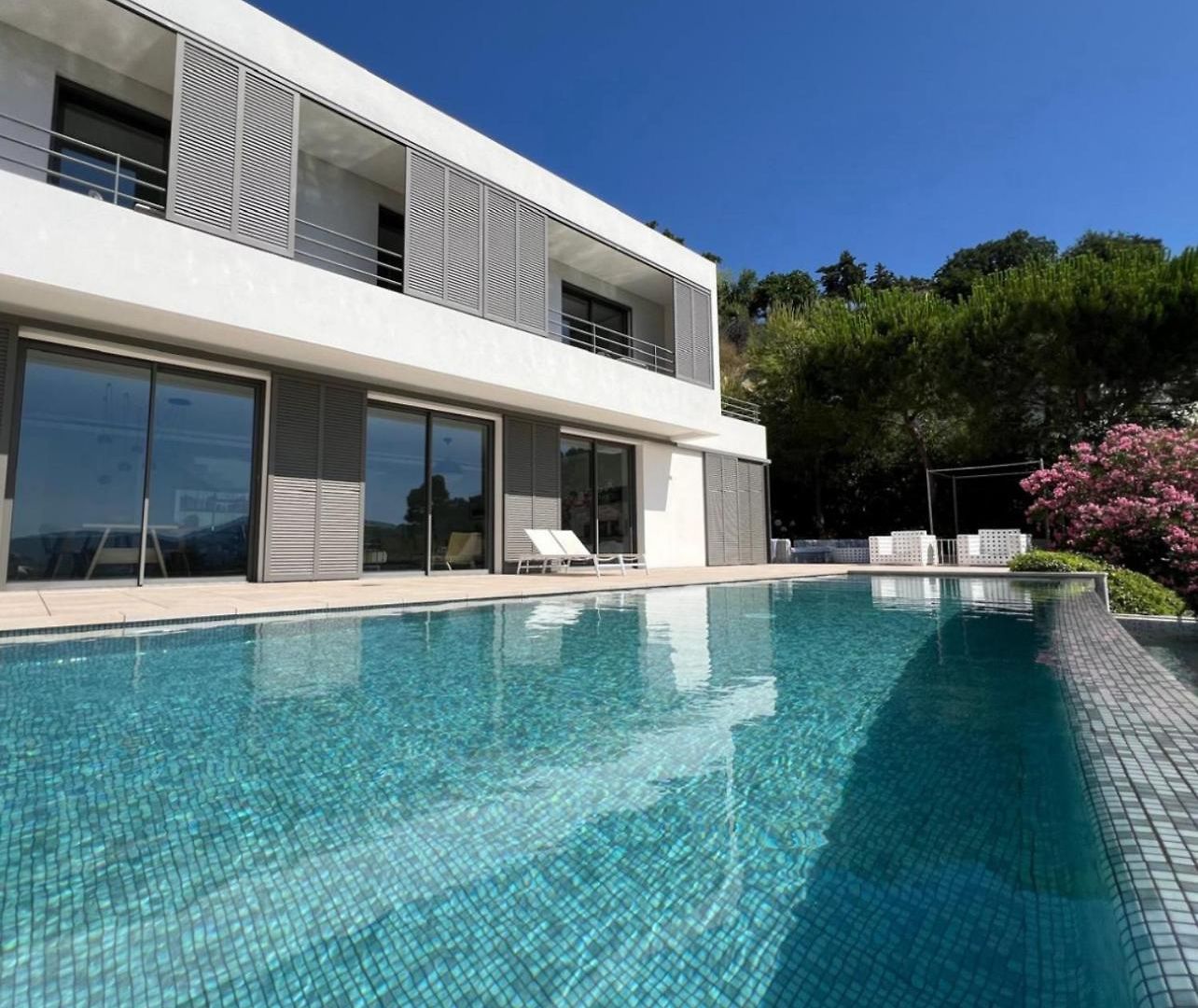 Villa Contemporary With Sea View, Infinity Swimming Pool, Gym , Cinema Room,lift
