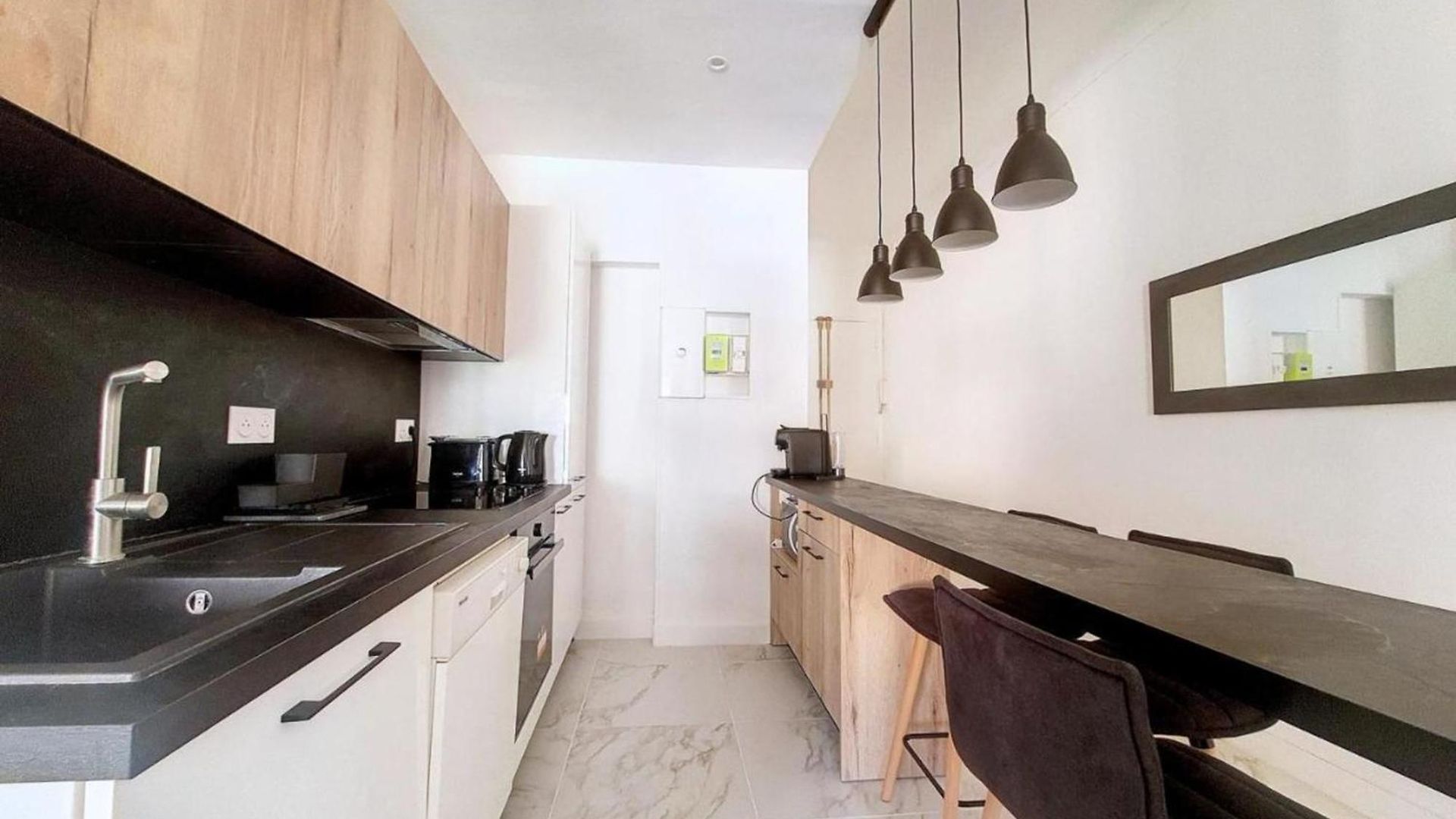 Bright Air-conditioned Flat In The Centre Apartment