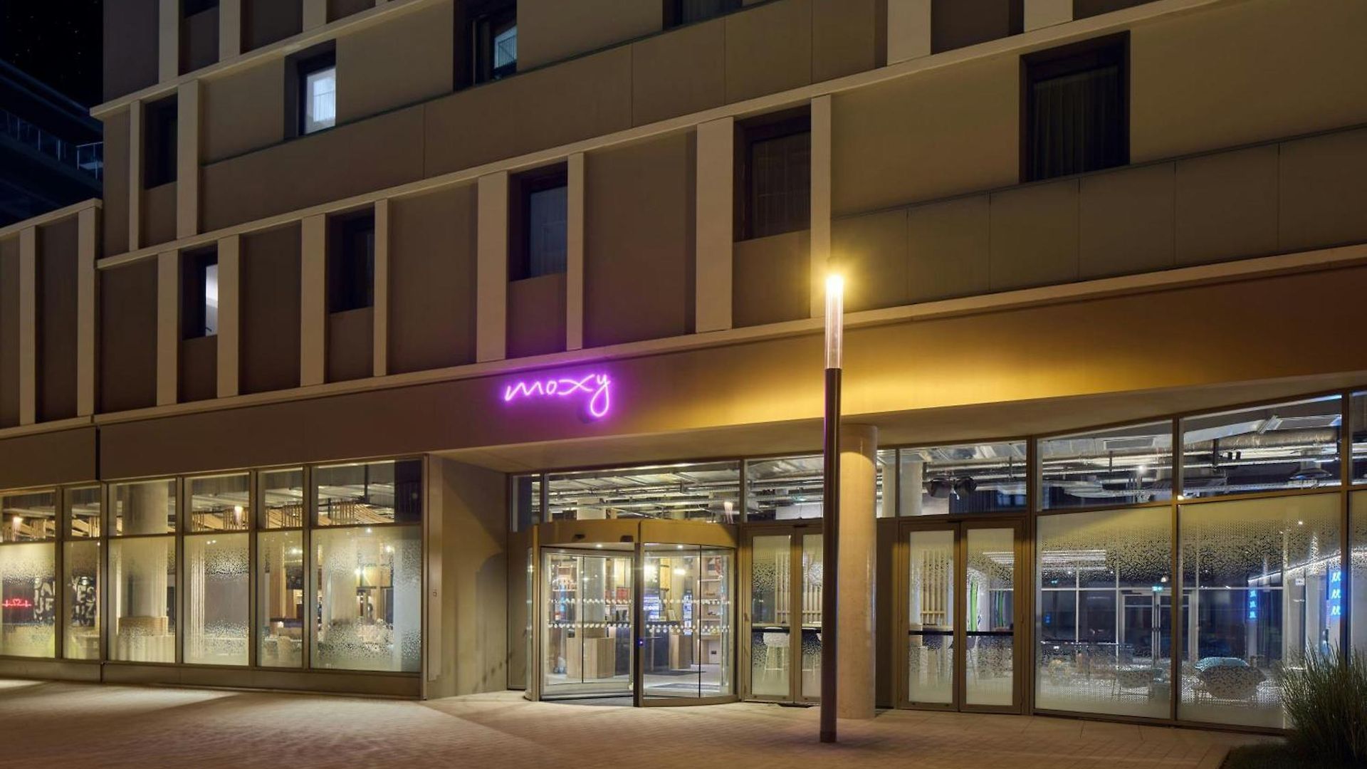 Moxy 3*