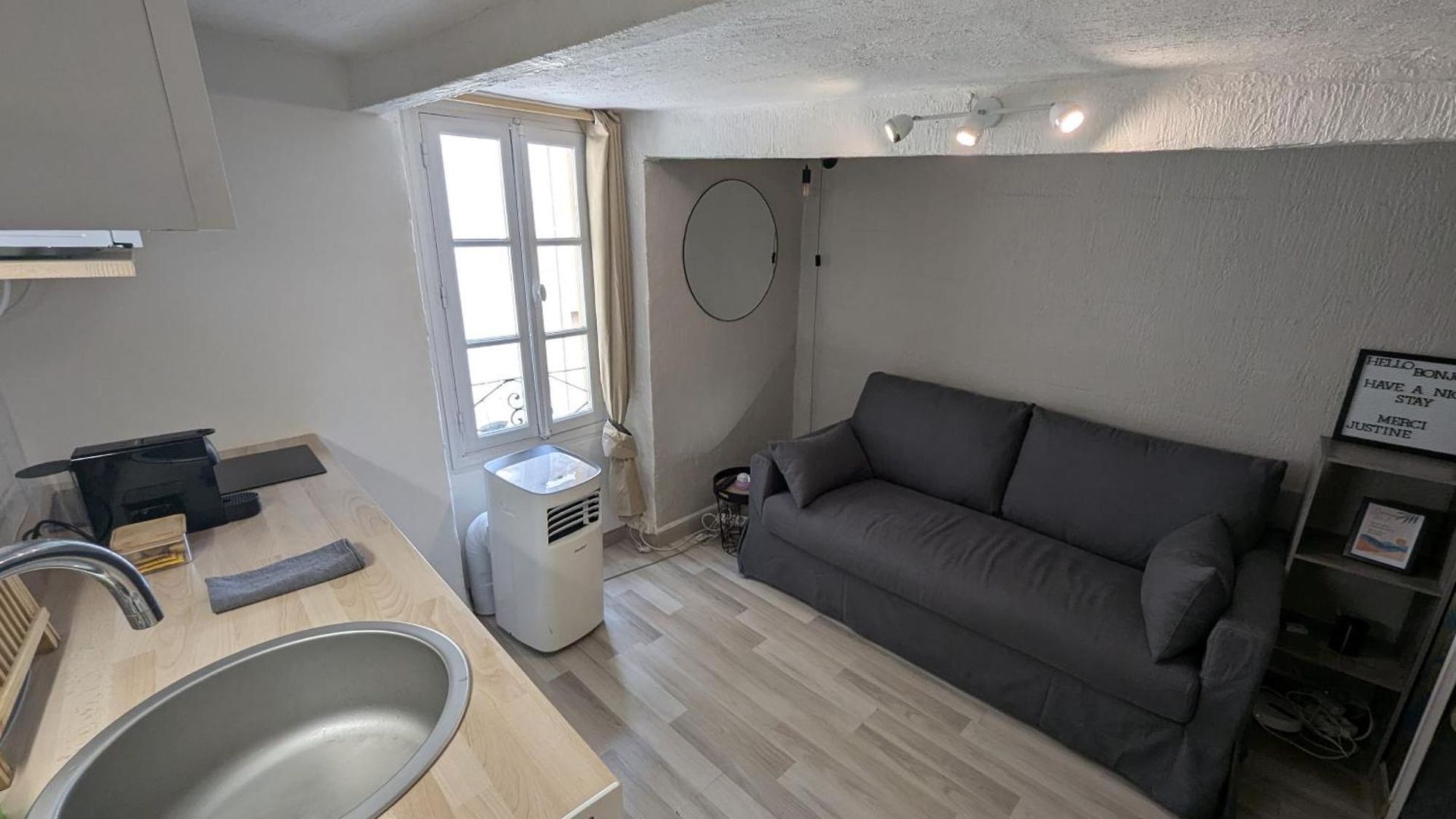 Au Calme Dans Le Quartier Animé Du Vieux Appartement