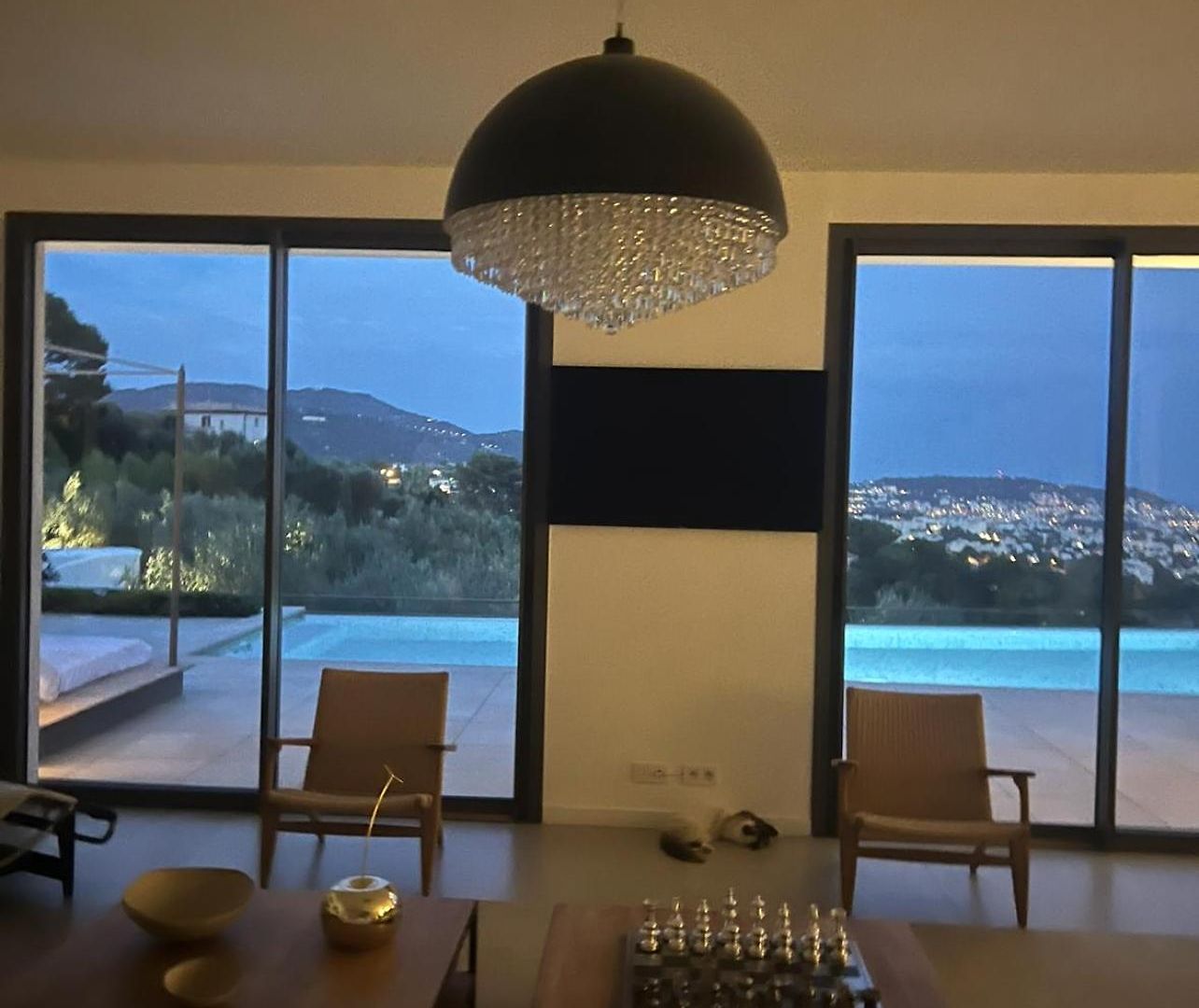 Villa Contemporary With Sea View, Infinity Swimming Pool, Gym , Cinema Room,lift