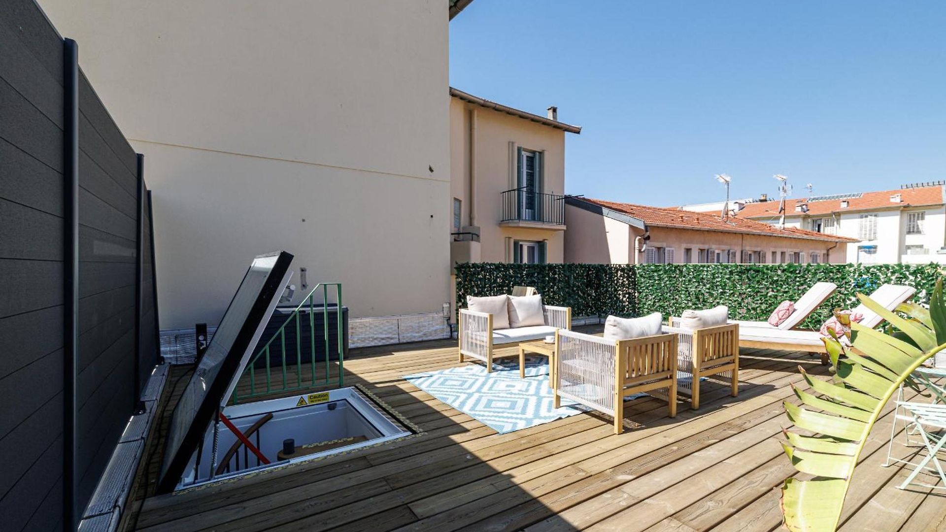 Wide Open Sky Terrace 1 Bdr * Nice