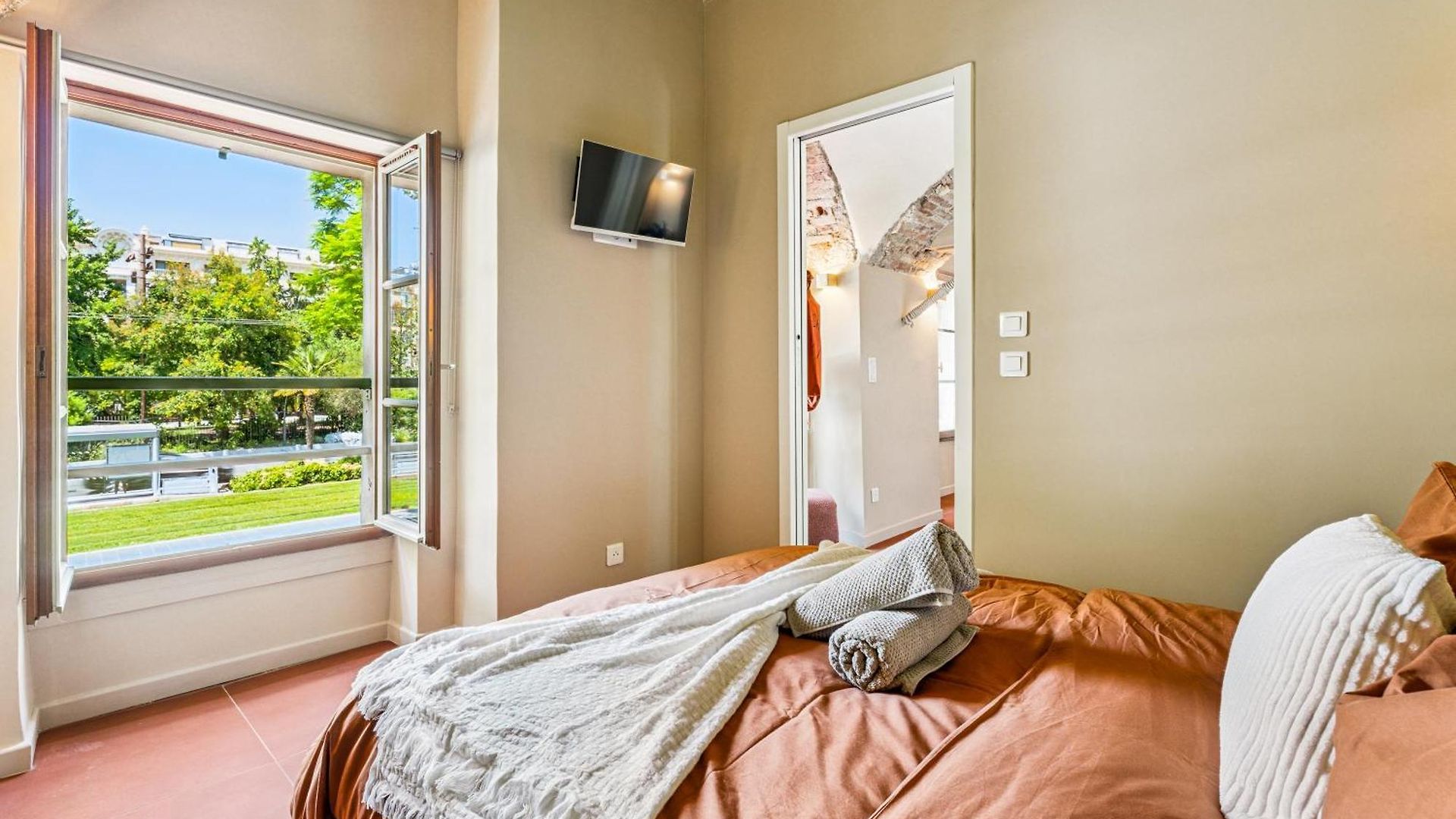 Renting - Crotti - Authentic Immersion Sea & Massena Apartment
