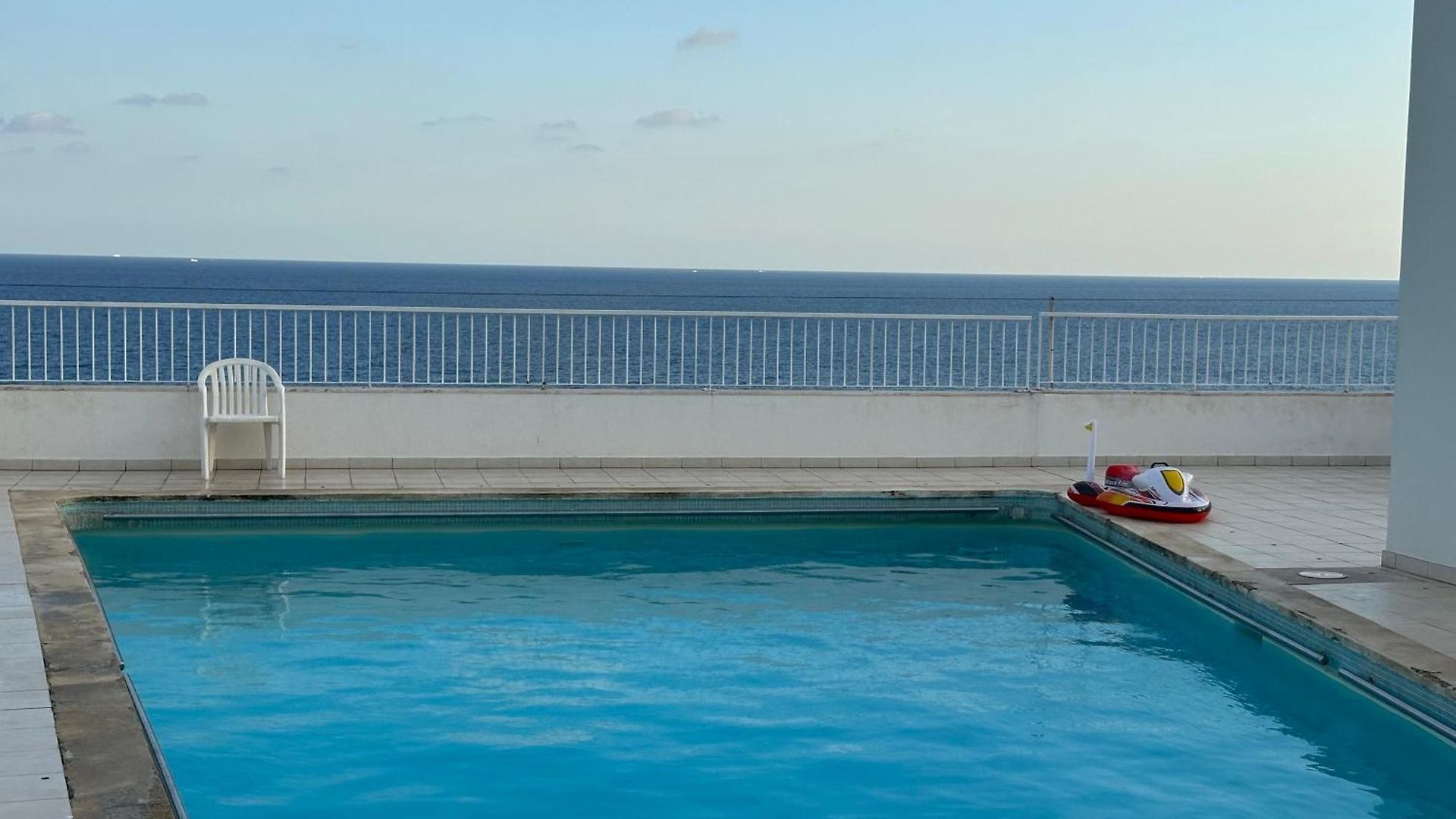 Et Ses Deux Piscines *