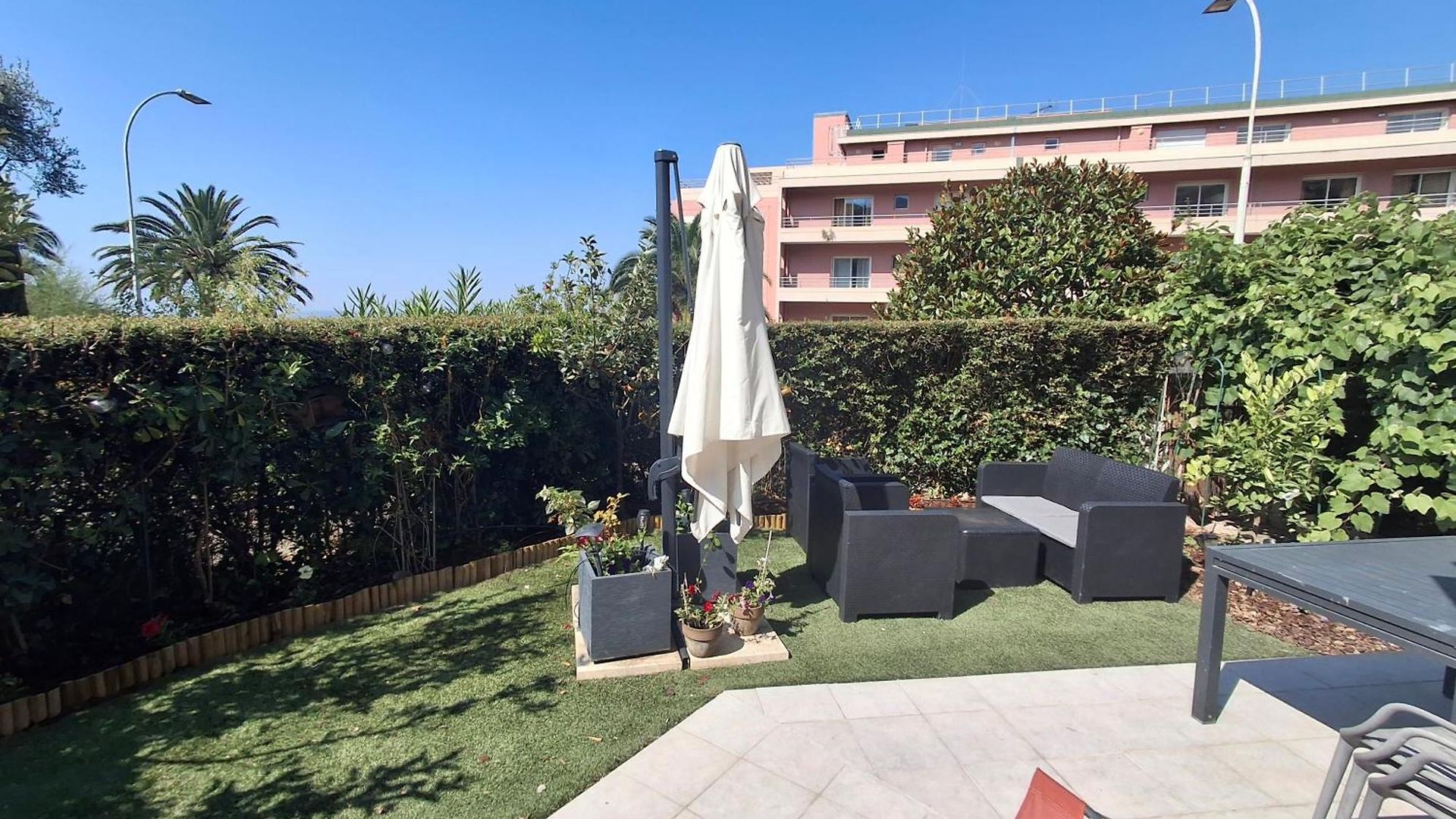 Lovely With Private Garden And A Swimming-pool Apartment Nice