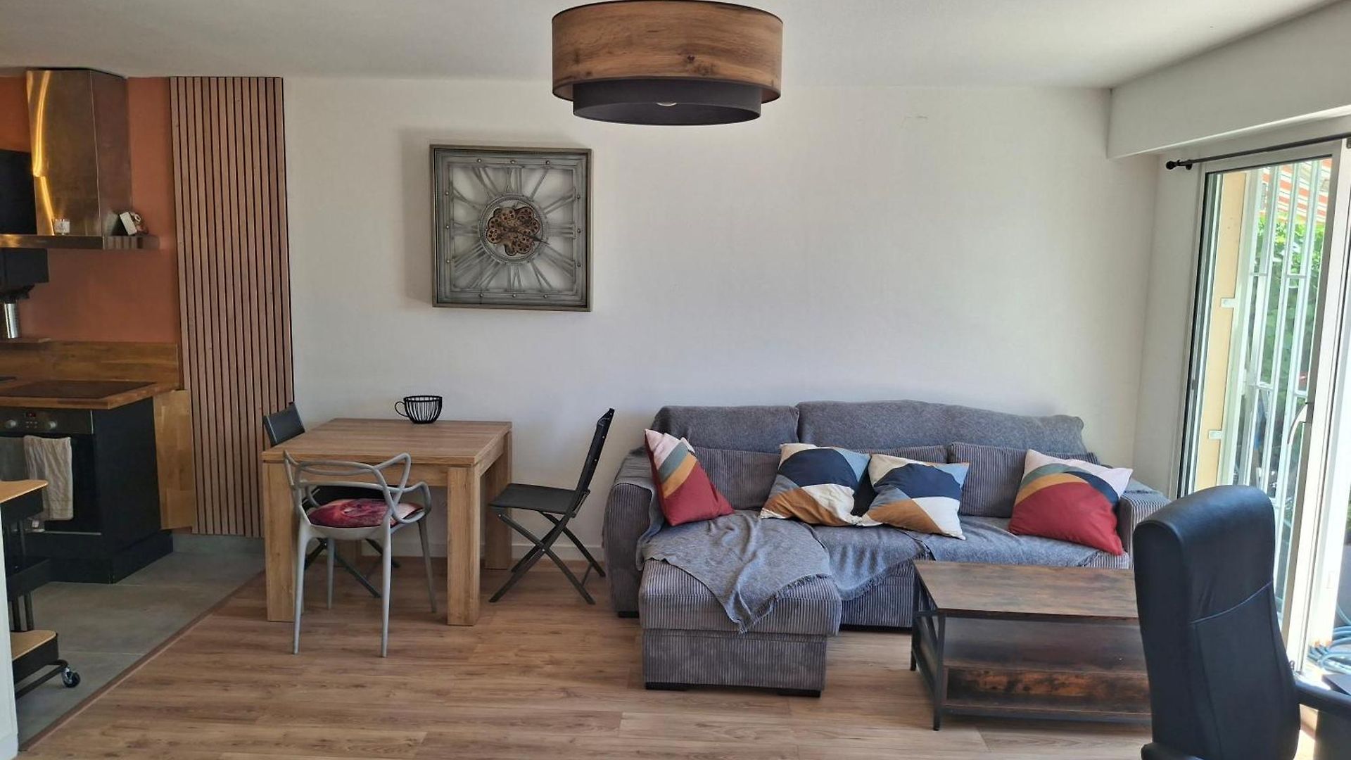 Apartment Lovely With Private Garden And A Swimming-pool